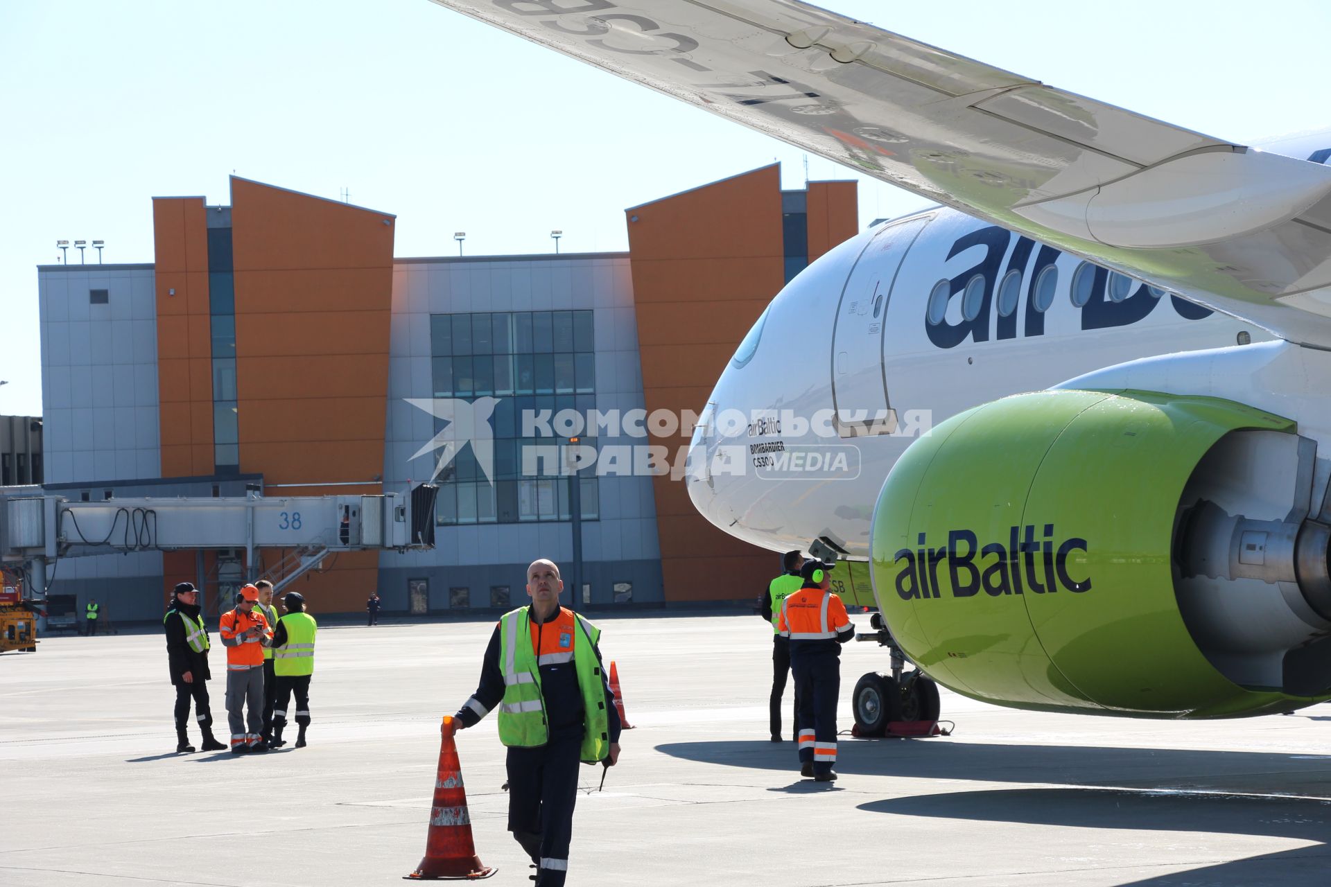 Москва. Самолет Bombardier CS300 латвийской авиакомпании airBaltic в аэропорту Шереметьево.