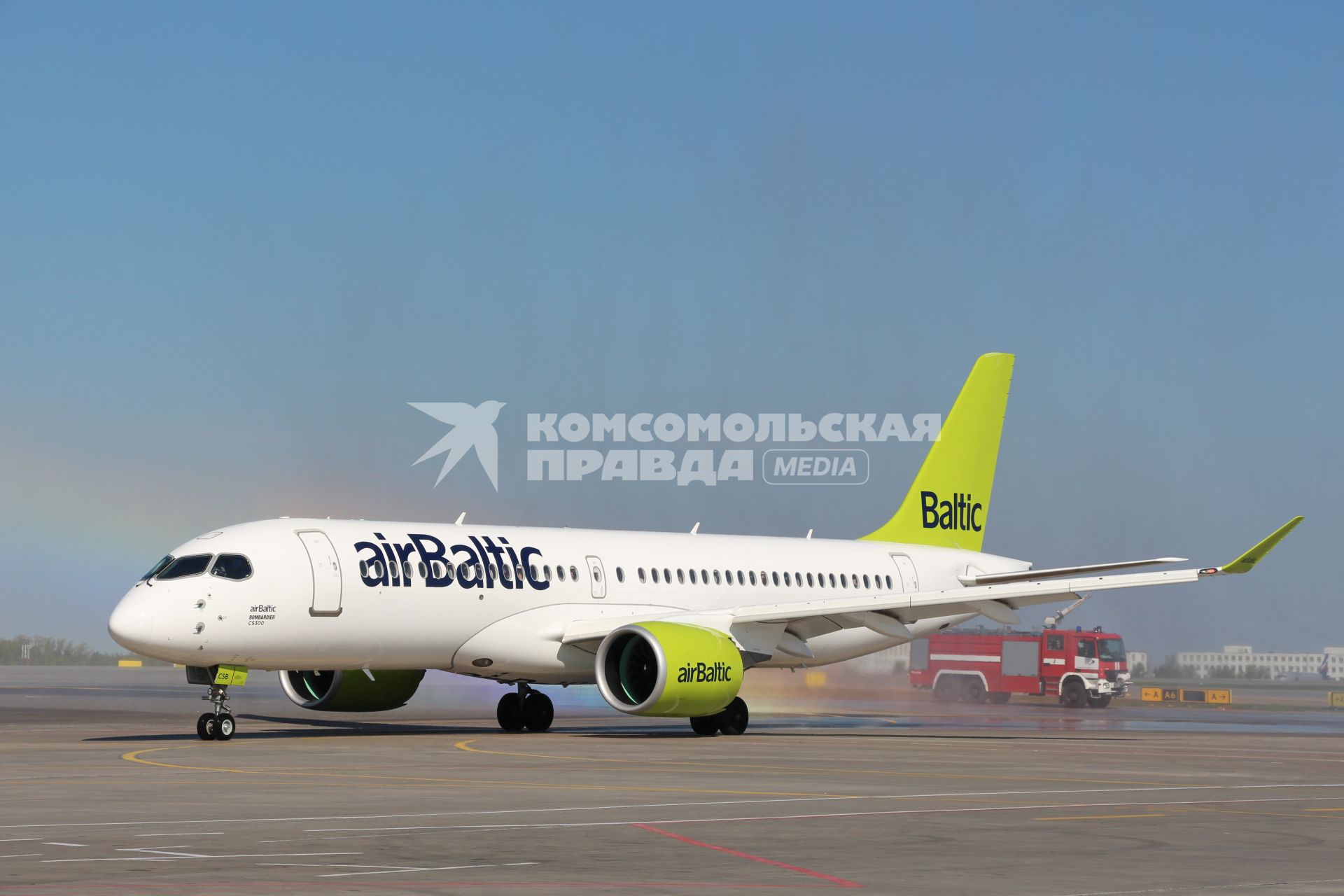 Москва. Самолет Bombardier CS300 латвийской авиакомпании airBaltic в аэропорту Шереметьево.