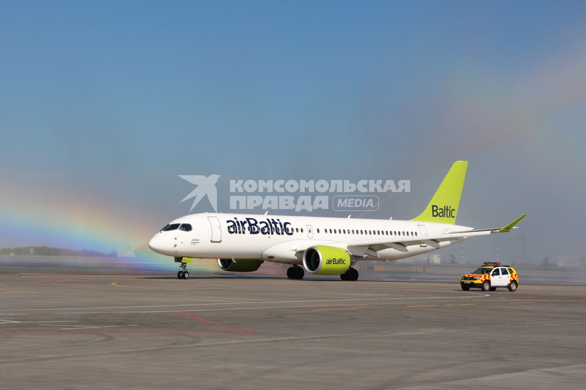 Москва. Самолет Bombardier CS300 латвийской авиакомпании airBaltic в аэропорту Шереметьево.