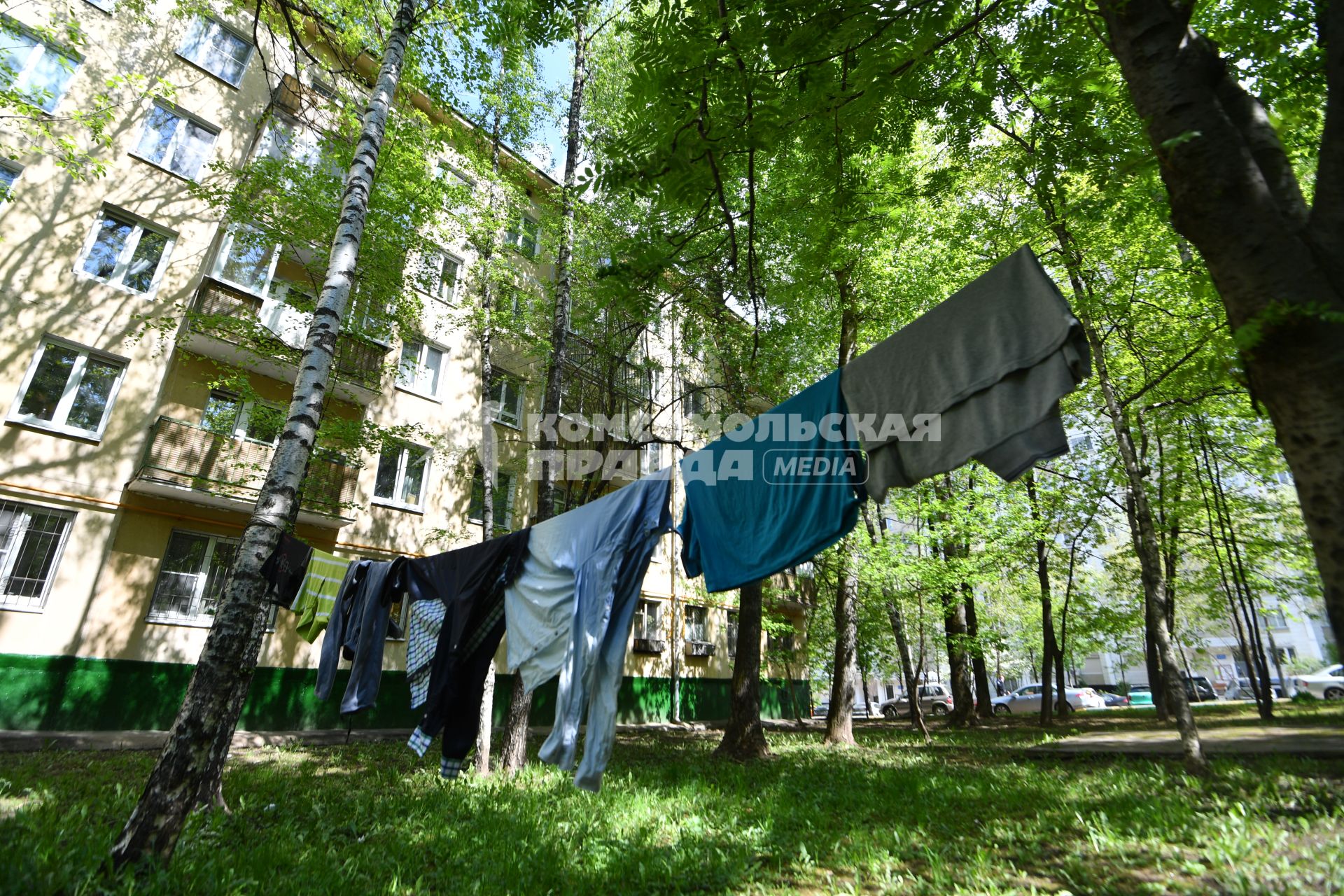 Москва. Вещи сушатся на веревке во дворе жилого пятиэтажного дома в районе Новые Черемушки.