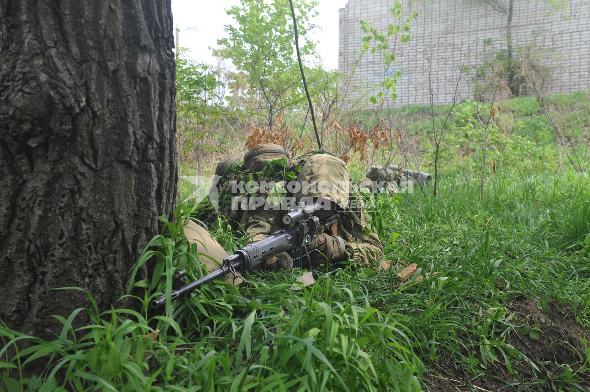 Хабаровск.   Мужчина  на занятиях  в  школе снайперов.