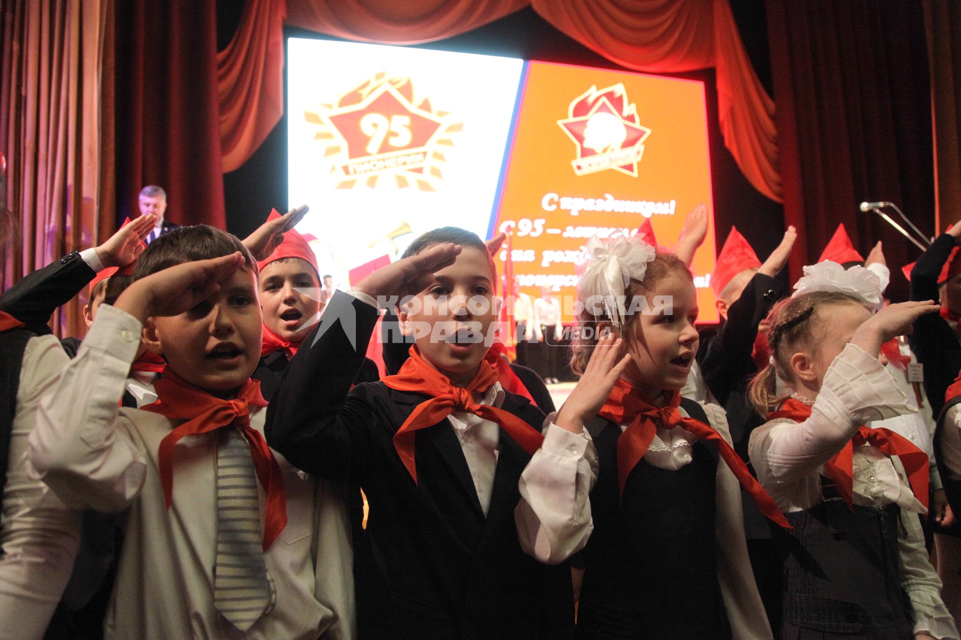 Ставрополь. Школьники в пионерских галстуках   на  празднике, посвященном  95-летию со дня образования пионерской организации.