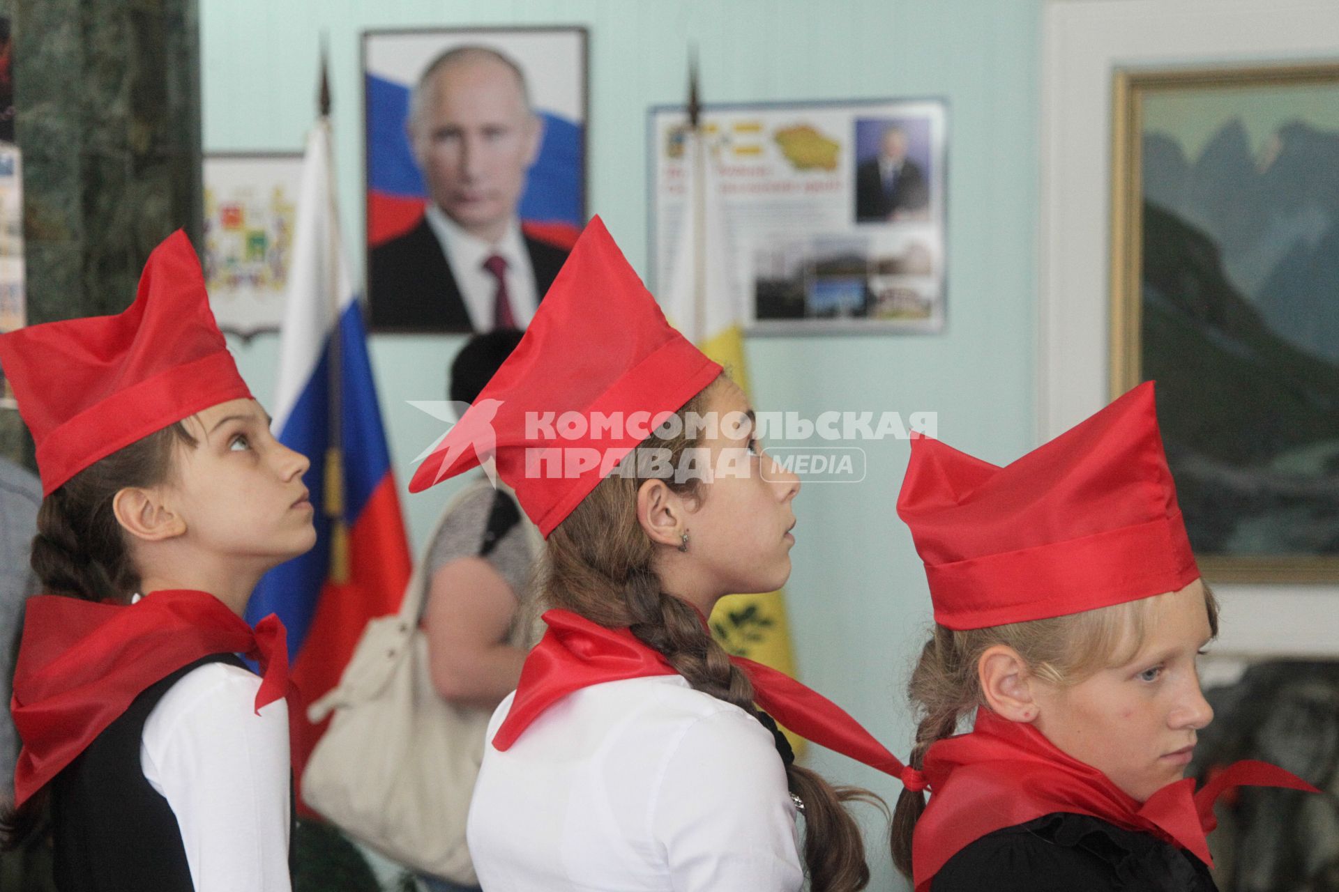 Ставрополь. Школьники в пионерских галстуках   на  празднике, посвященном  95-летию со дня образования пионерской организации.