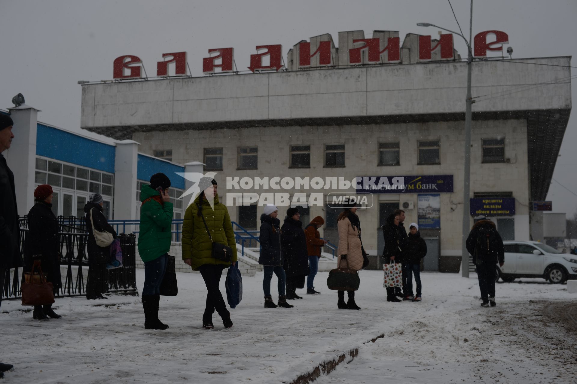 Владимир. Пассажиры на привокзальной площади.