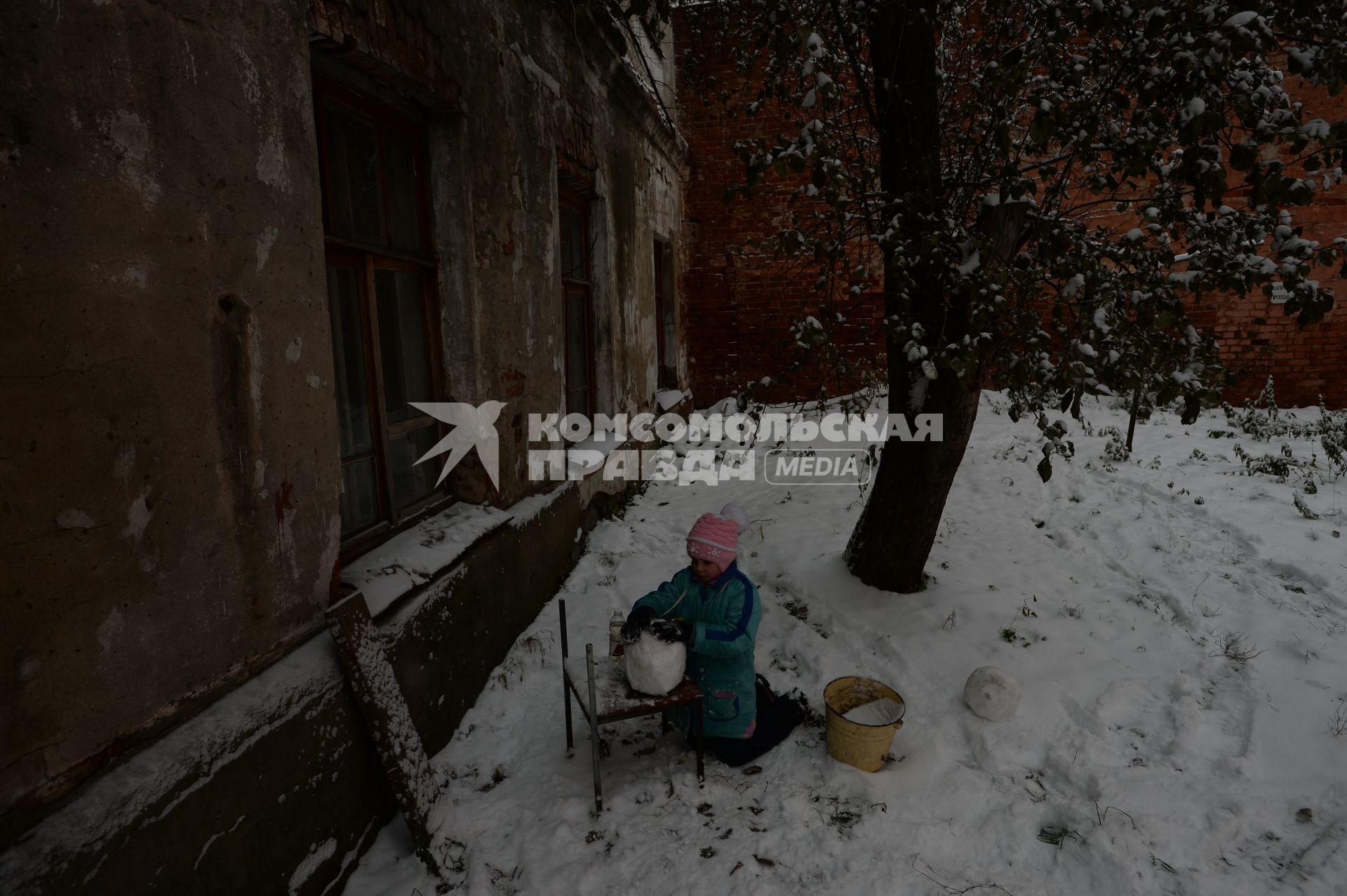 Владимир. Служебный жилой дом для сотрудников Владимирского централа, стоящий вплотную к зданию тюрьмы (за стеной).