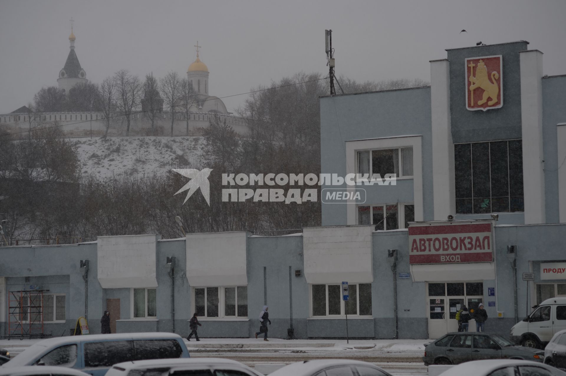 Владимир. Богородице-Рождественский монастырь (на заднем плане) и здание автовокзала.