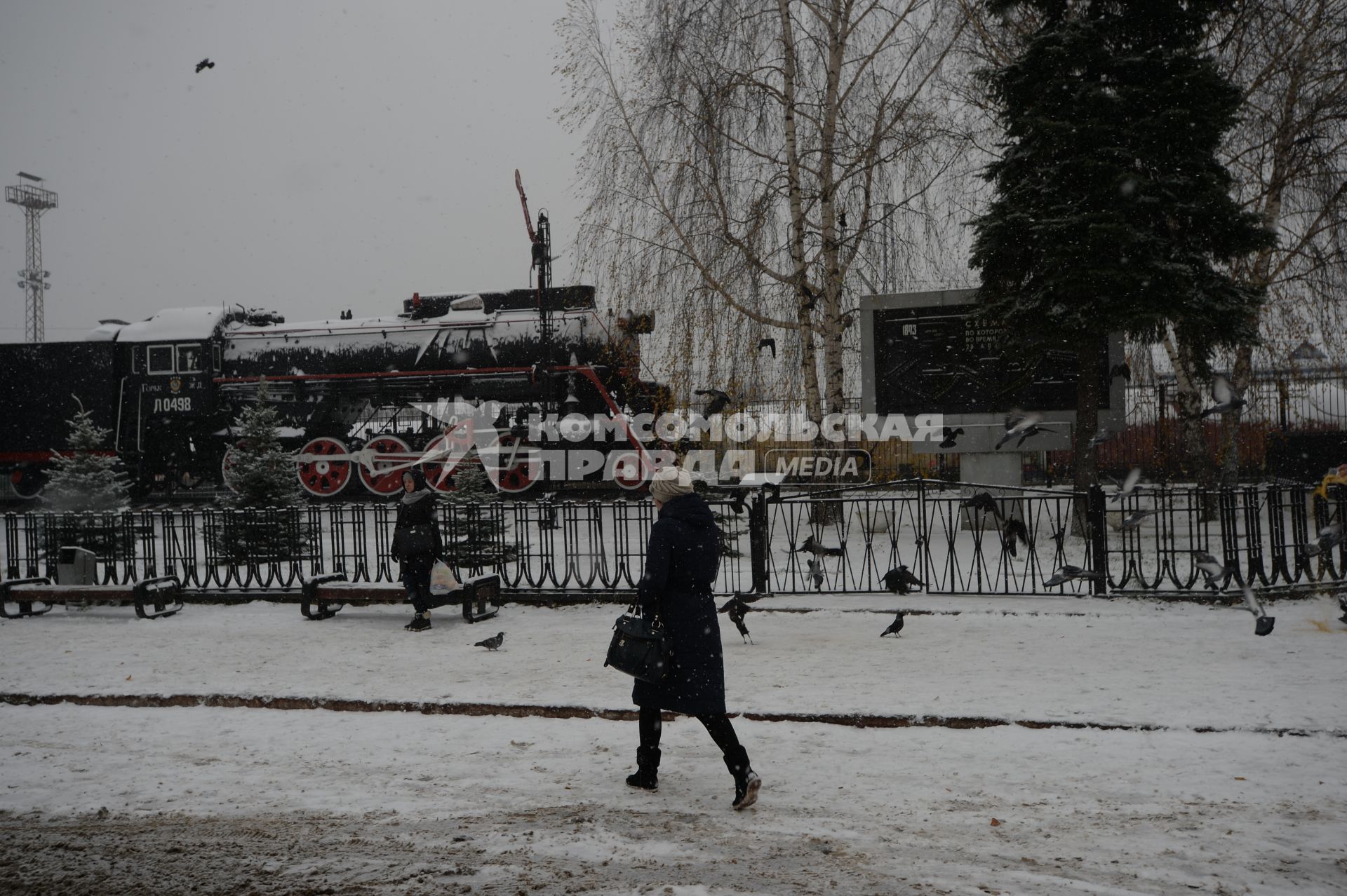 Владимир. Паровоз-памятник возле железнодорожного вокзала.