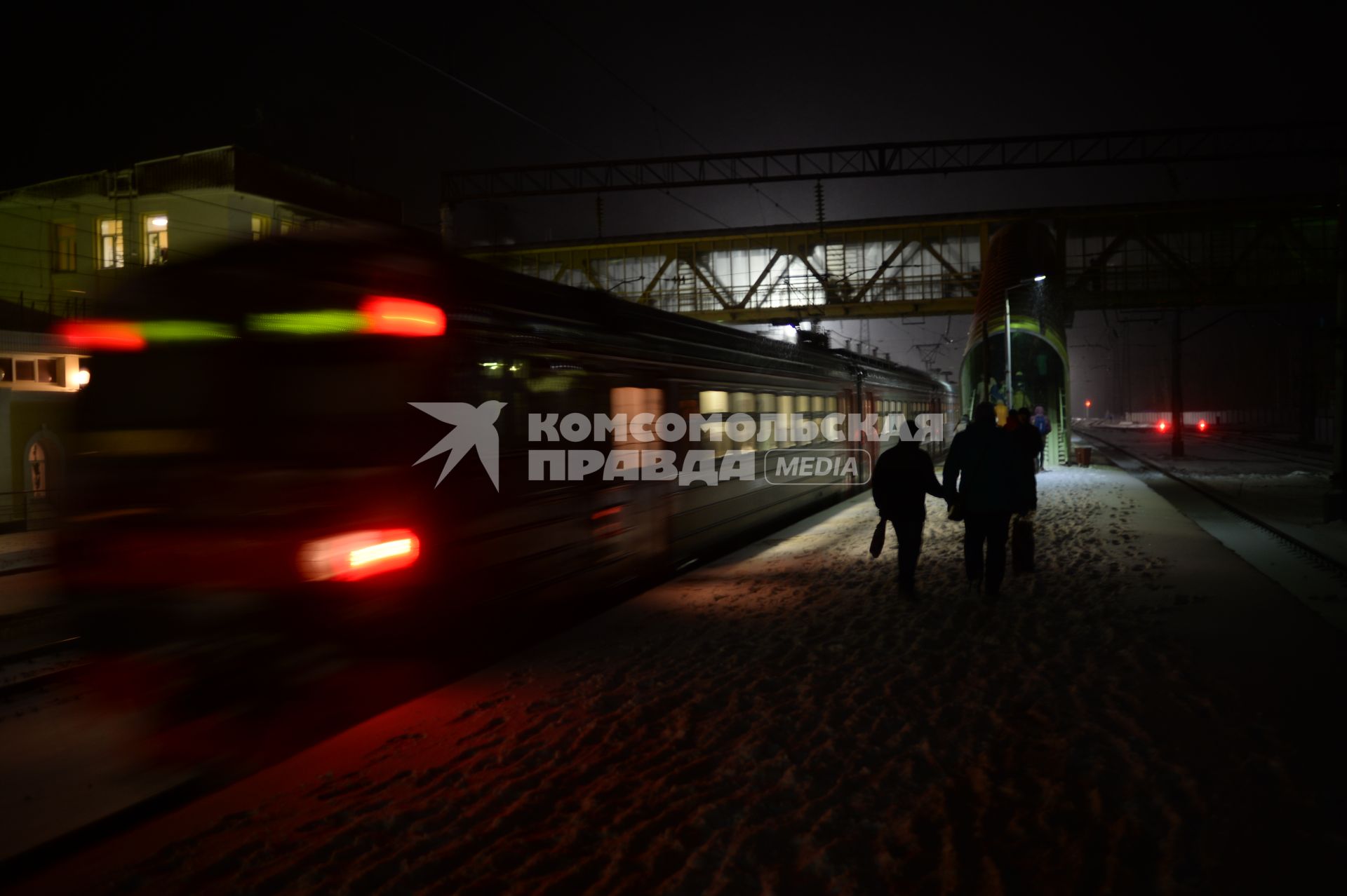 Владимирская область, г. Вязники. Пассажиры выходят из электрички на вокзале.