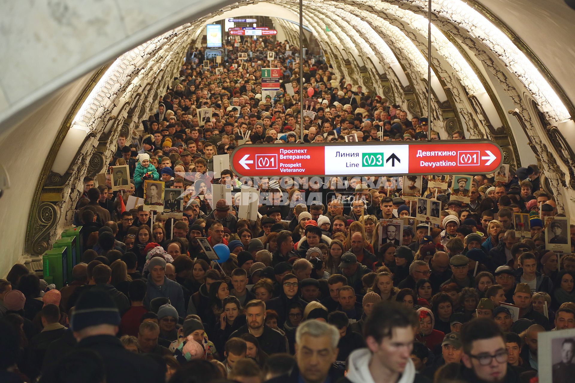 Санкт-Петербург.  Участники  перед началом шествия `Бессмертный полк` в честь 72-й годовщины Победы в Великой Отечественной войне 1941-1945 годов на станции метро.