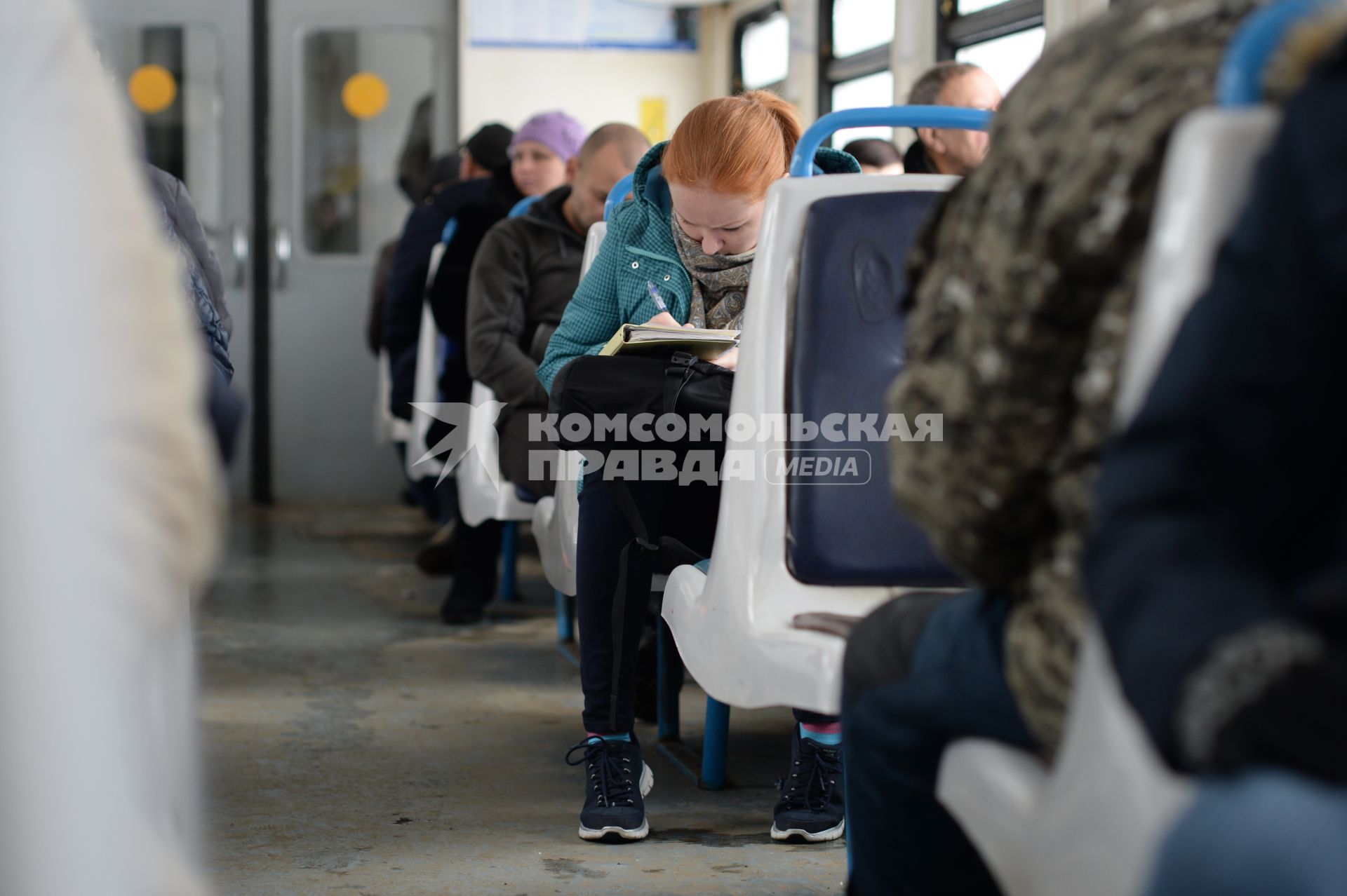 Москва. Пассажиры пригородного поезда `Москва - Владимир`.