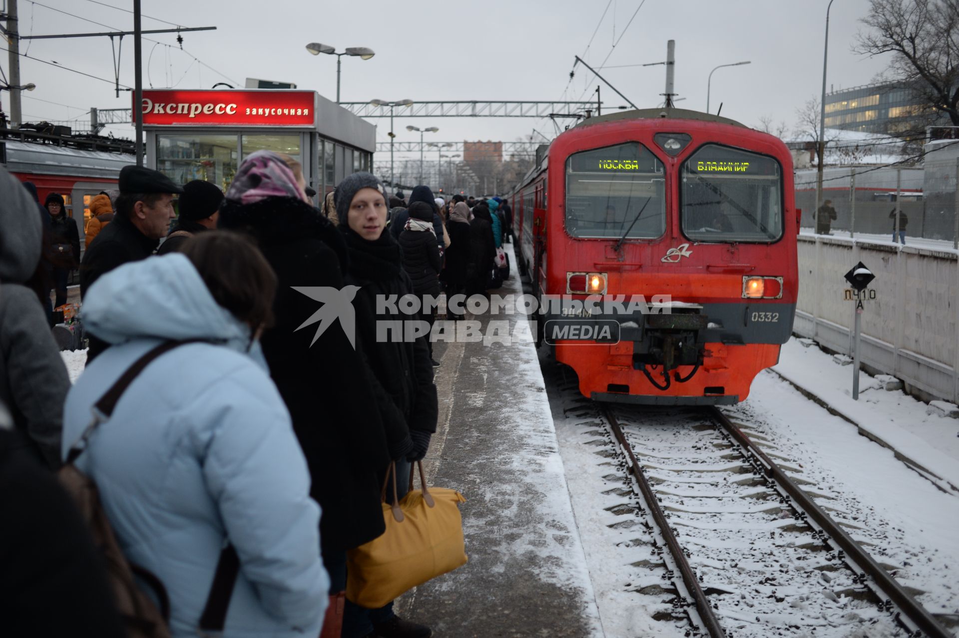 Москва. Паcсажиры в ожидании пригородного поезда `Москва - Владимир` на Курском вокзале.