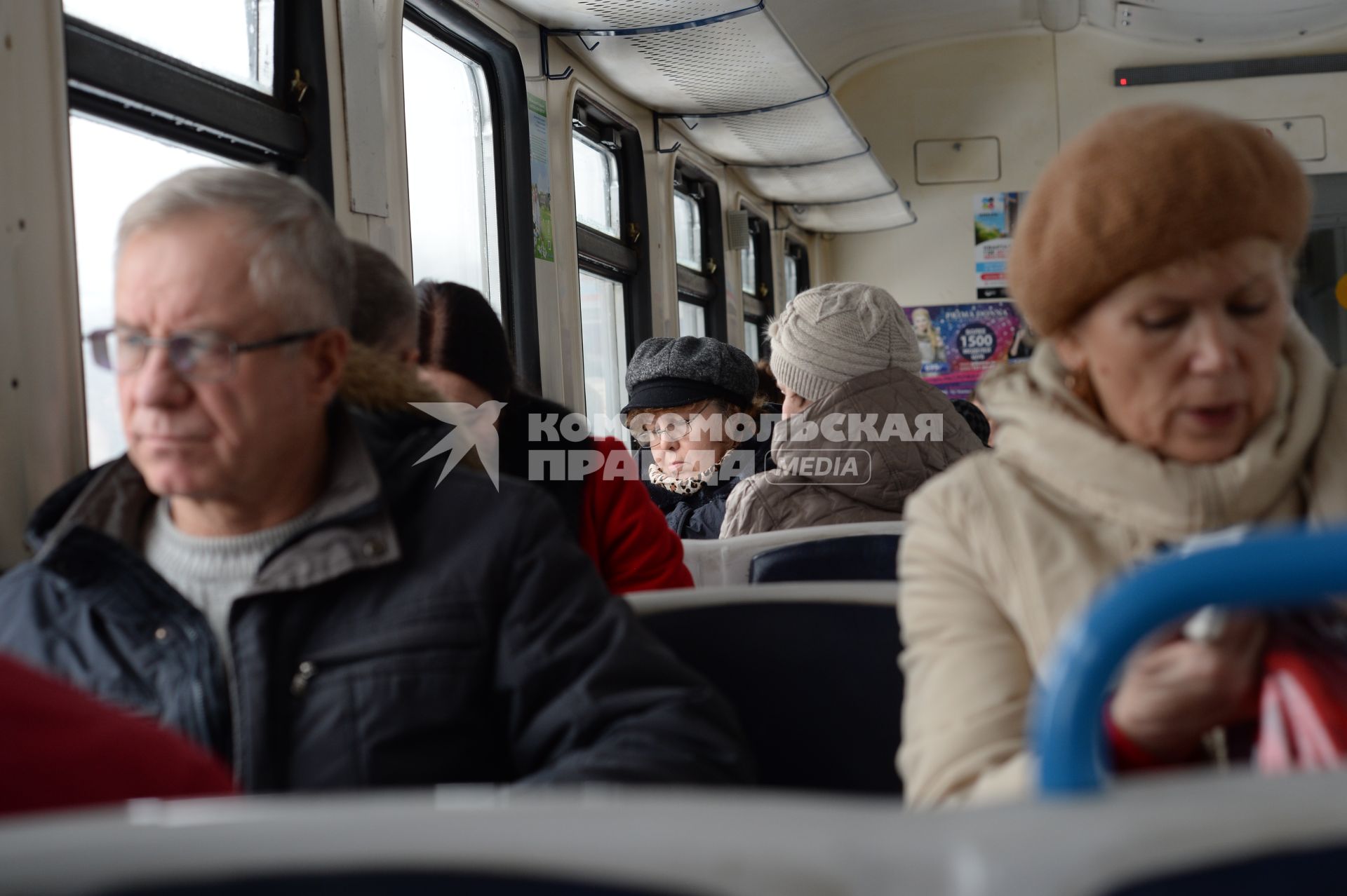 Москва. Пассажиры пригородного поезда `Москва - Владимир`.