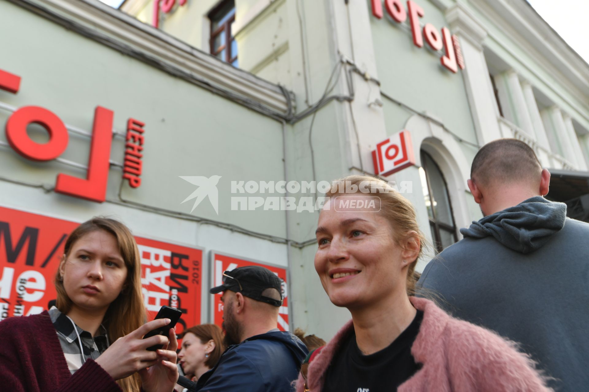 Москва. Актриса Виктория Толстоганова у здания театра  `Гоголь-центр`, где проходит обыск в рамках дела о хищении бюджетных средств.