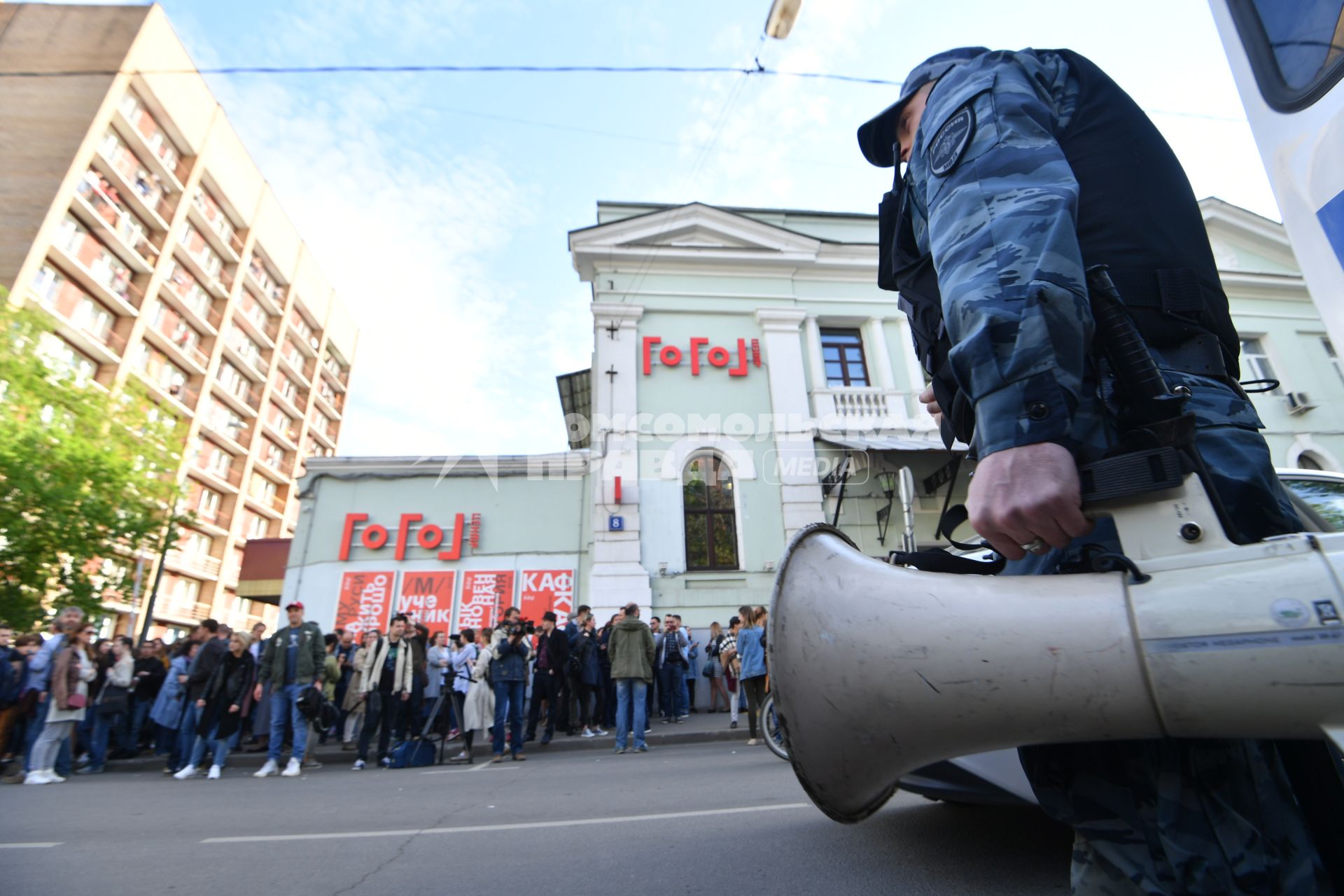 Москва. Активисты ,театральные деятели  и полиция    у здания театра  `Гоголь-центр`, где проходит обыск в рамках дела о хищении бюджетных средств.