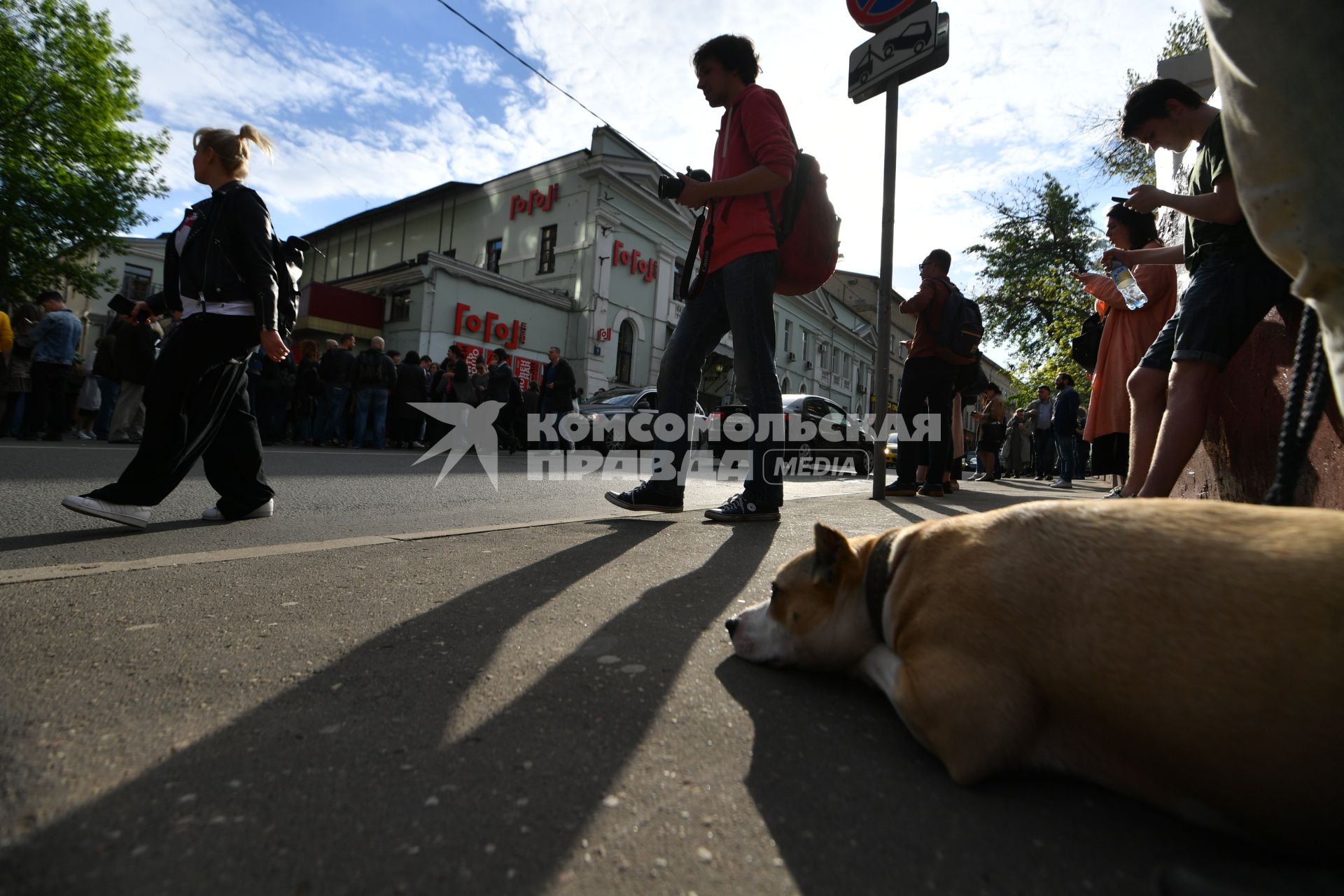 Москва. Активисты и театральные деятели собрались у здания театра  `Гоголь-центр`, где проходит обыск в рамках дела о хищении бюджетных средств.