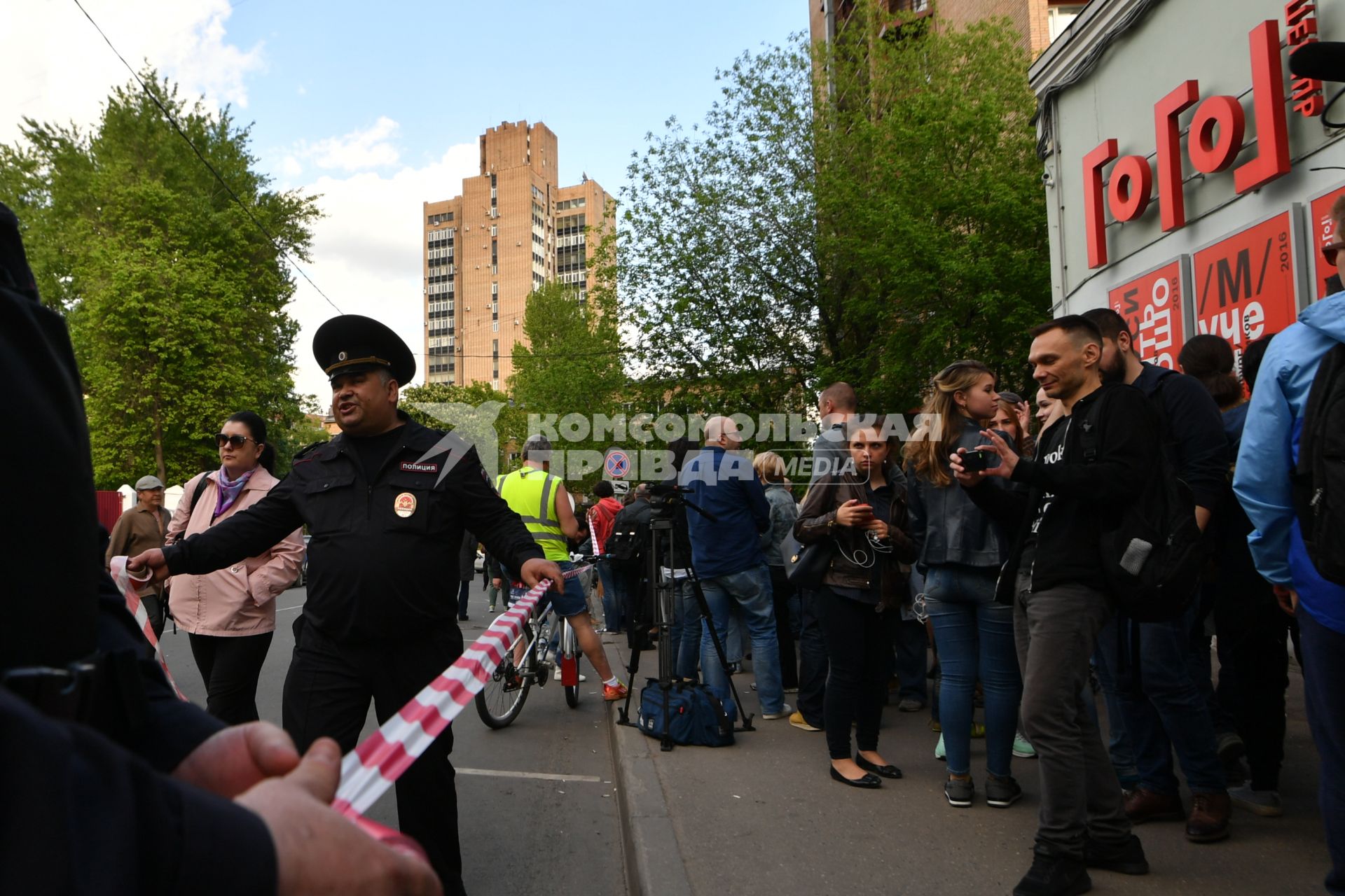 Москва. Активисты ,театральные деятели  и полиция    у здания театра  `Гоголь-центр`, где проходит обыск в рамках дела о хищении бюджетных средств.