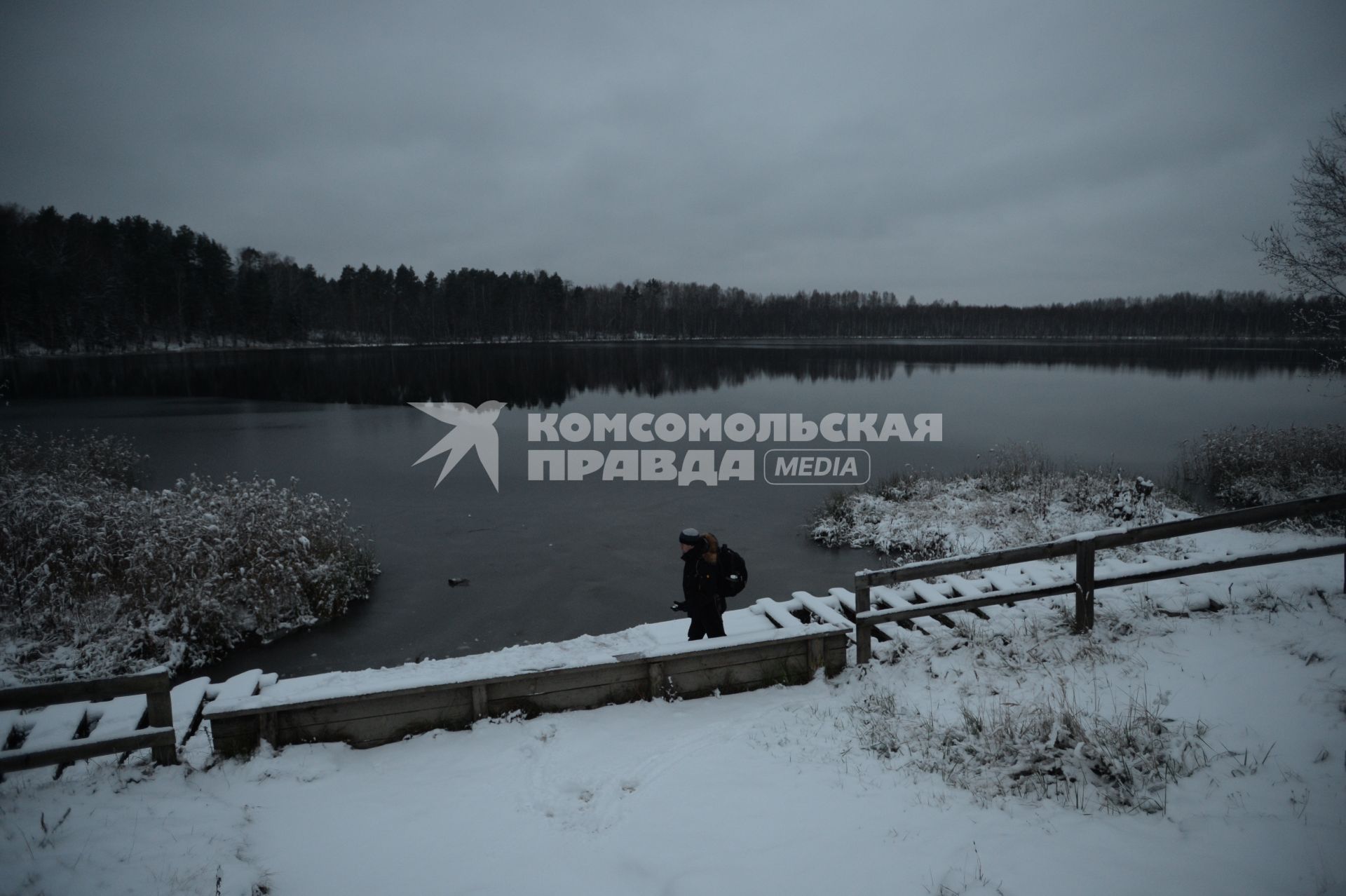 Нижегородская область. Корреспондент `Комсомольской правды` Владимир Ворсобин на берегу озера Светлояр, с которым связана легенда о затонувшем городе Китеже.