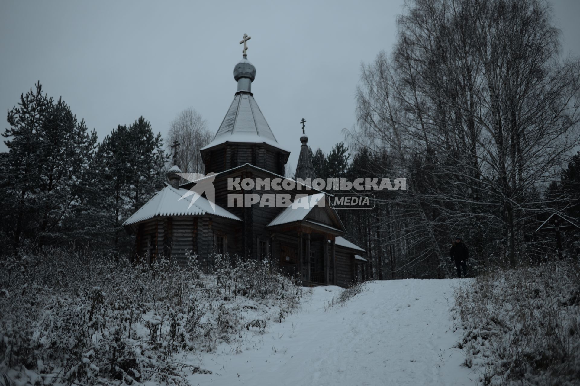 Нижегородская область. Храм-часовня во имя Иконы Божией Матери Казанская на берегу озера Светлояр, с которым связана легенда о затонувшем городе Китеже.