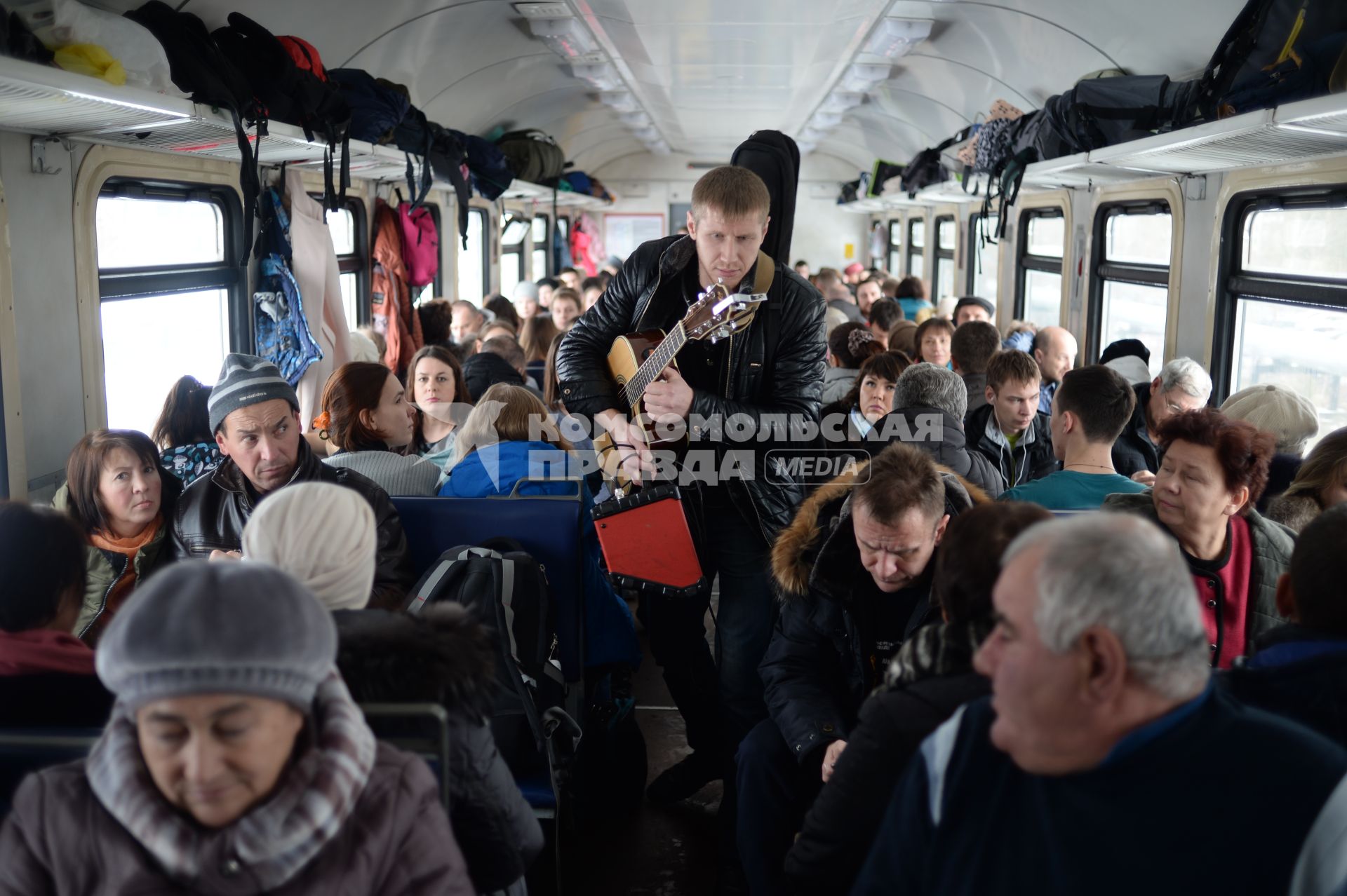 Нижегородская область. Музыкант в вагоне электрички.