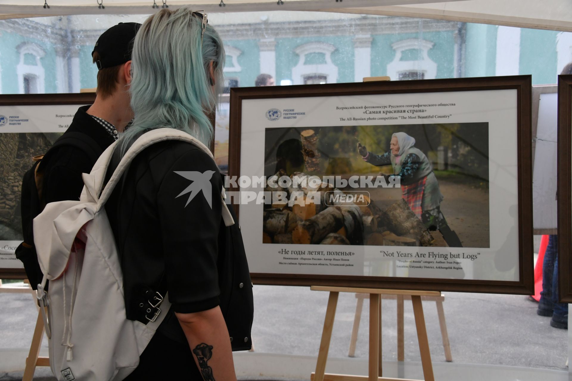 Москва.  Посетители на открытии  фотовыставки `Самая красивая страна`, которая прошла в Московском доме национальностей.