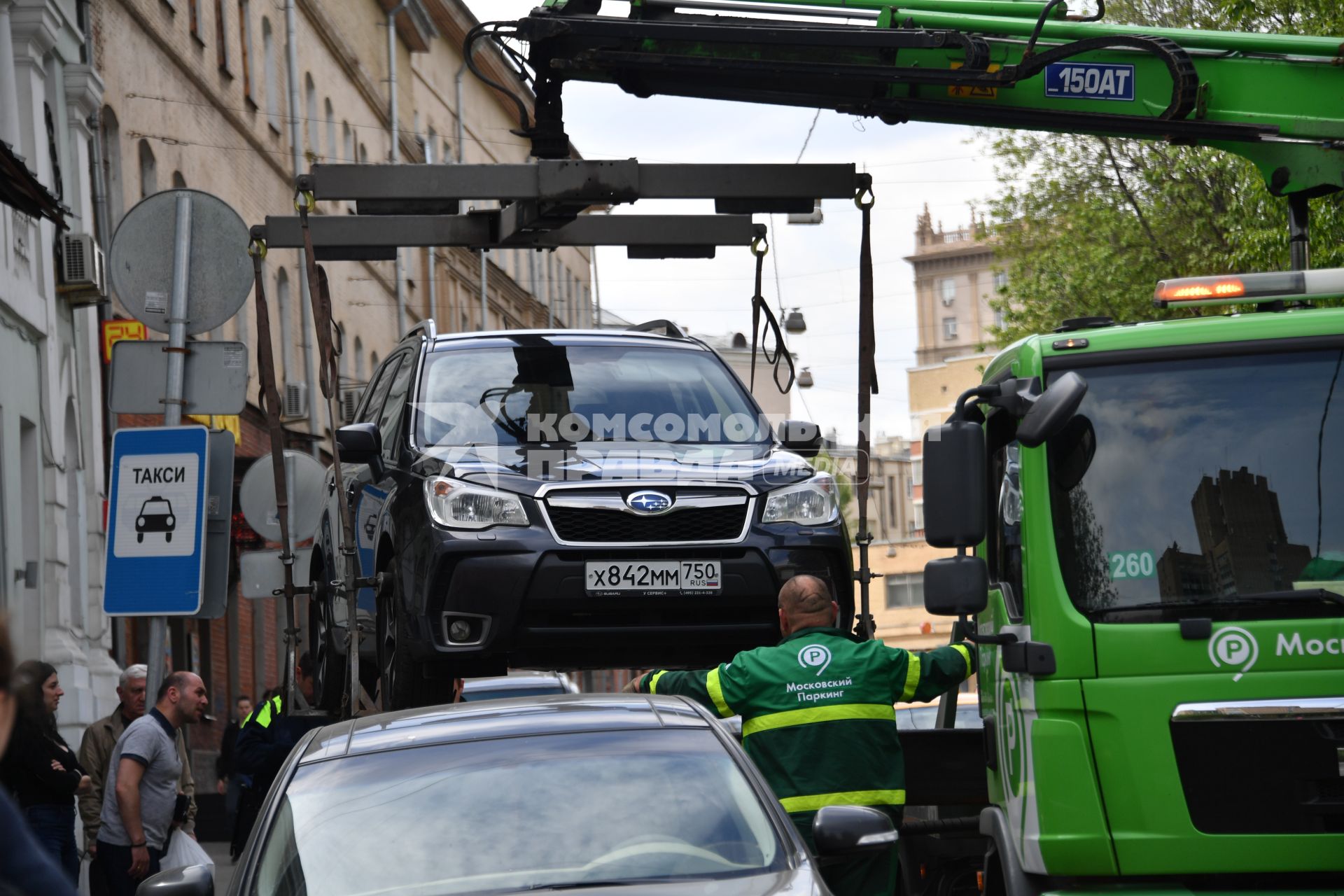 Москва.   Эвакуация неправильно припаркованного автомобиля.