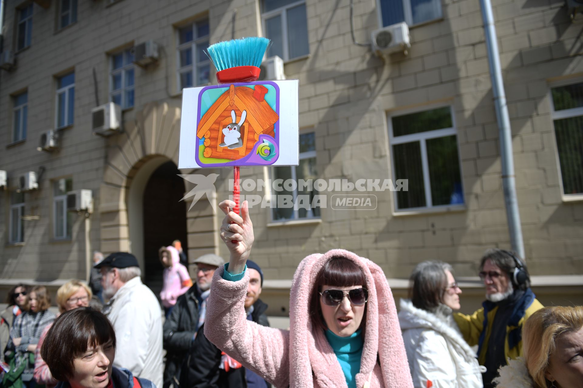 Москва. Участники  митинга на улице Вавилова против сноса пятиэтажек.