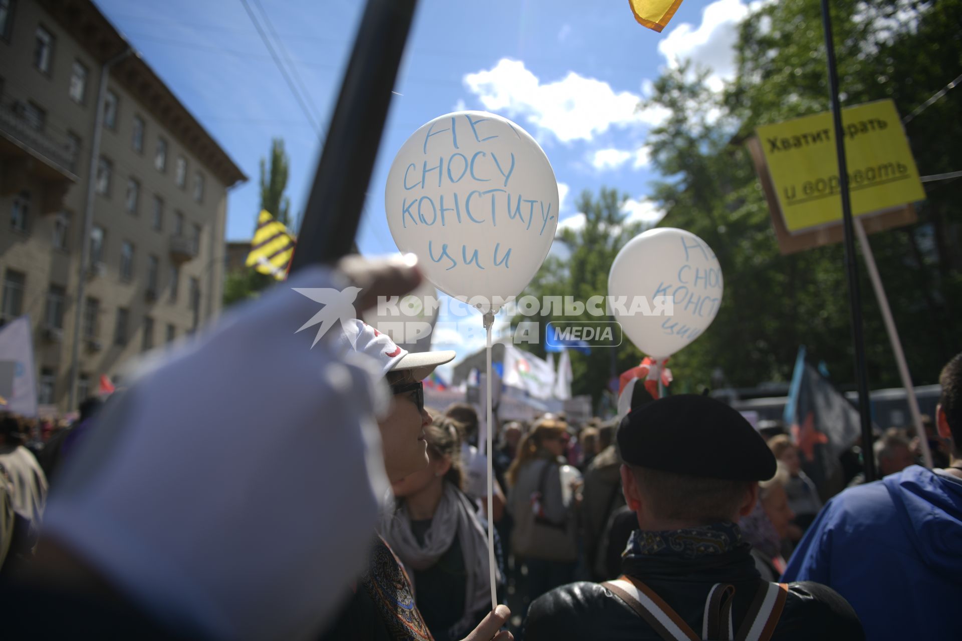 Москва. Участники  митинга на улице Вавилова против сноса пятиэтажек.