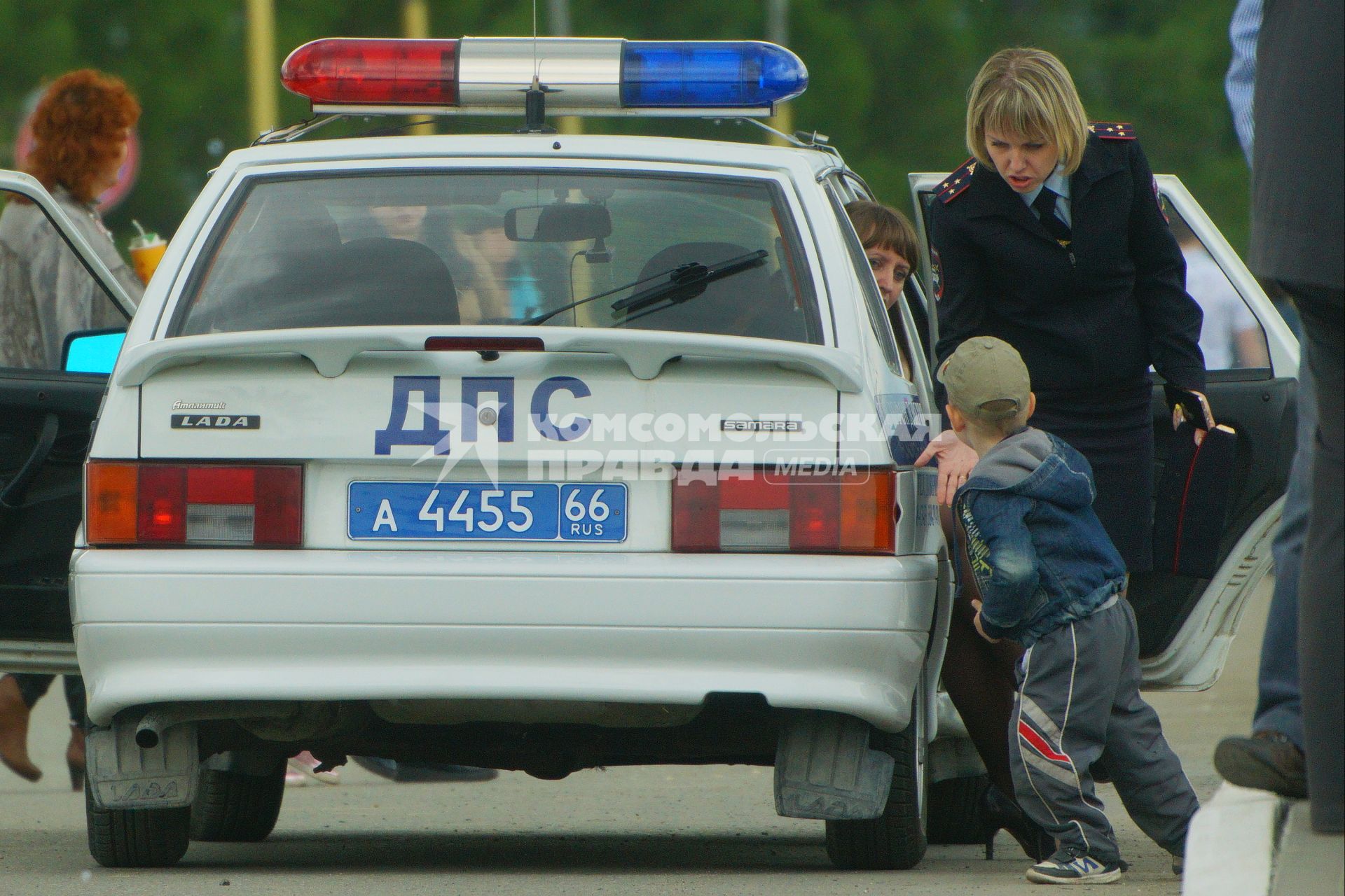 Екатеринбург. Полицейский-женщина кричит на ребенка у машины ДПС