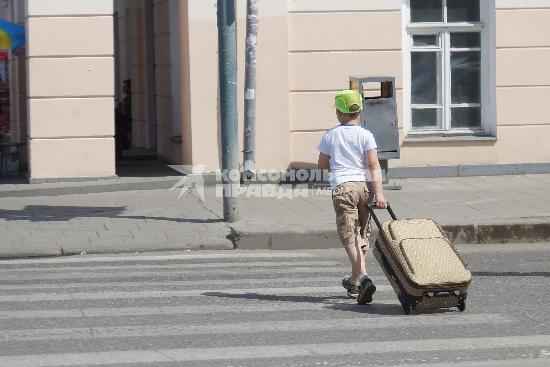 Екатеринбург. Мальчик с чемоданом переходит дорогу