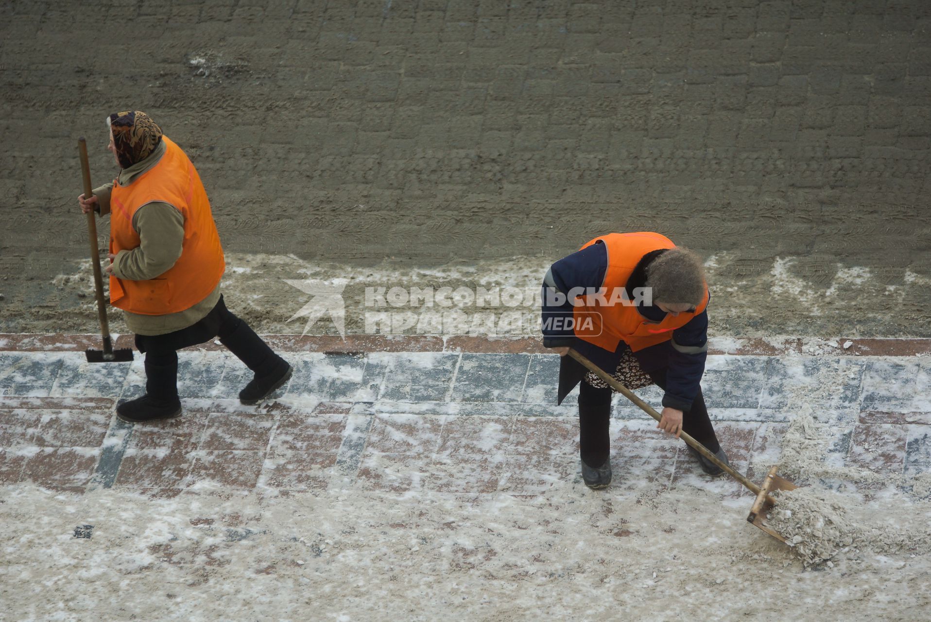 Екатеринбург. Женщины-дворники чистят тротуат от снега