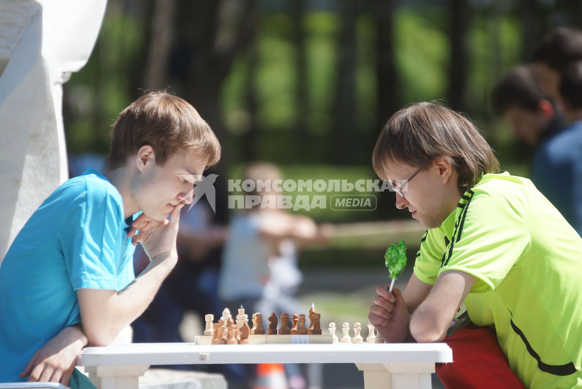 Екатеринбург. Мужчины играют в шахматы в парке