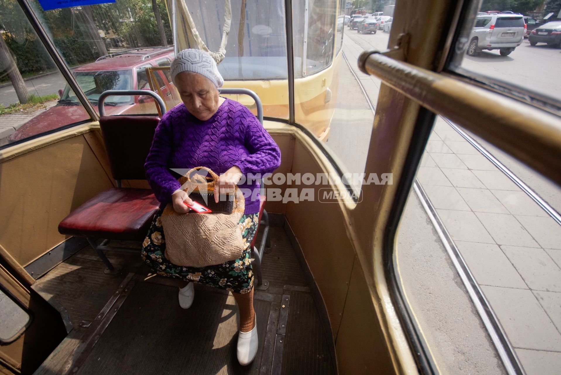 Екатеринбург. Старушка в трамвае