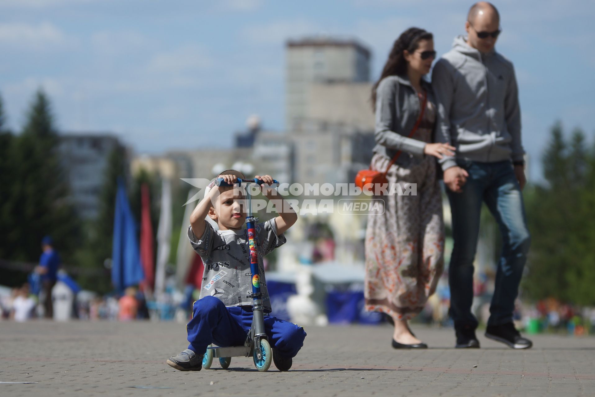 Екатеринбург. Ребенок в парке едет на самокате