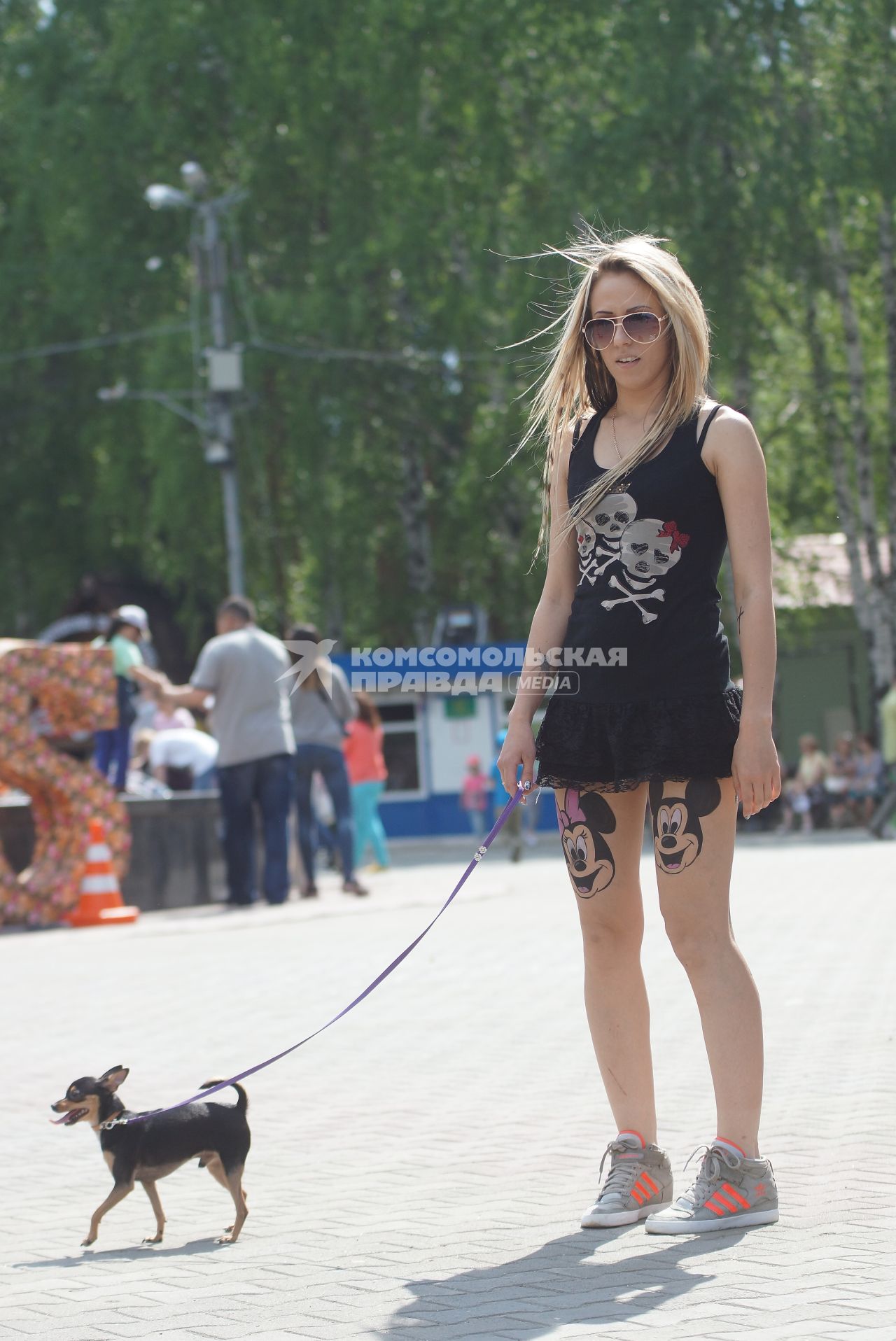 Екатеринбург. Девушка с татуировками \'Микки Маус\' выгуливает собачку