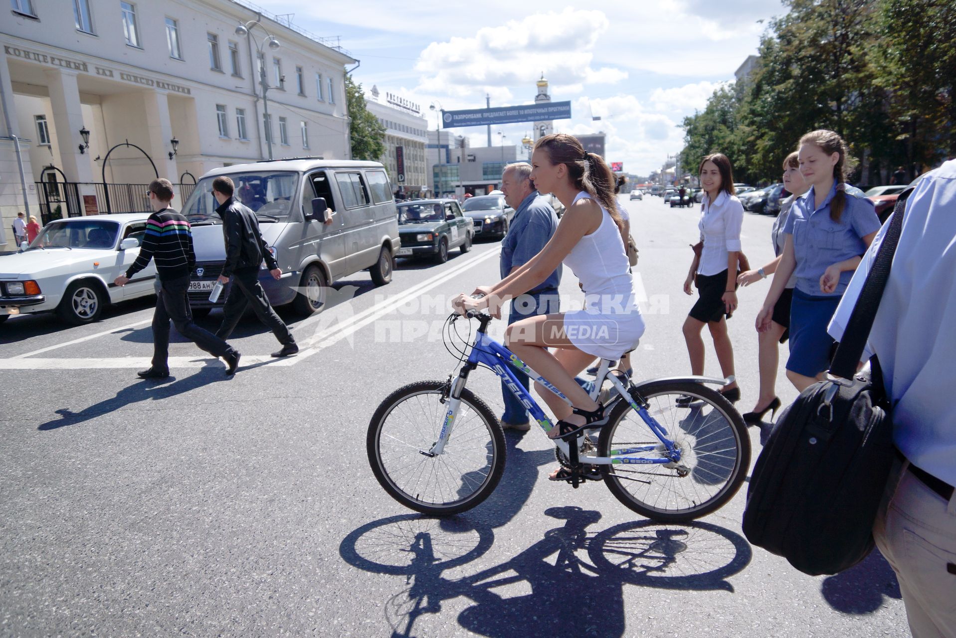 Екатеринбург. Девушка едет на велосипеде через перекресток