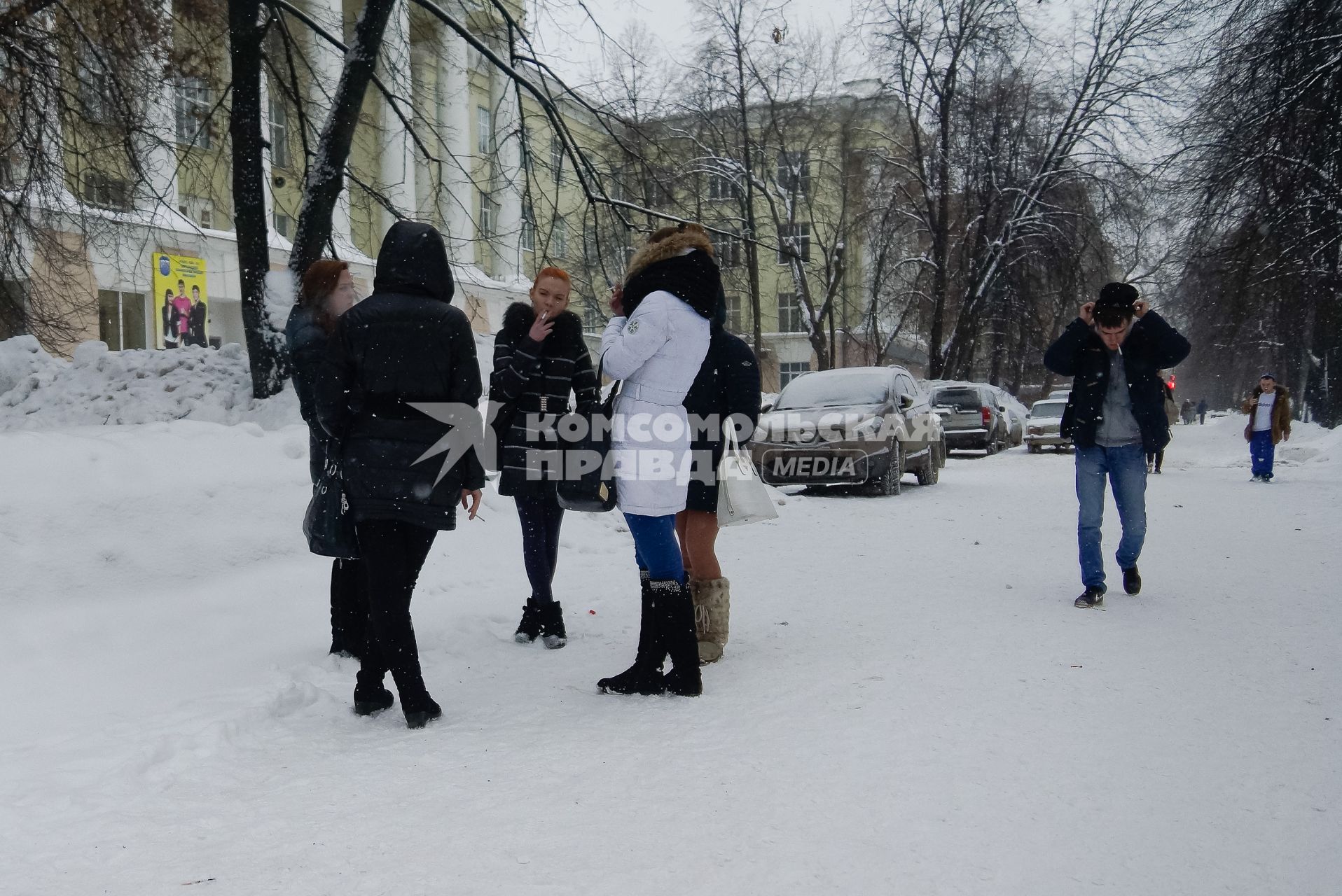 Екатеринбург. Студенты курят у входа в институт