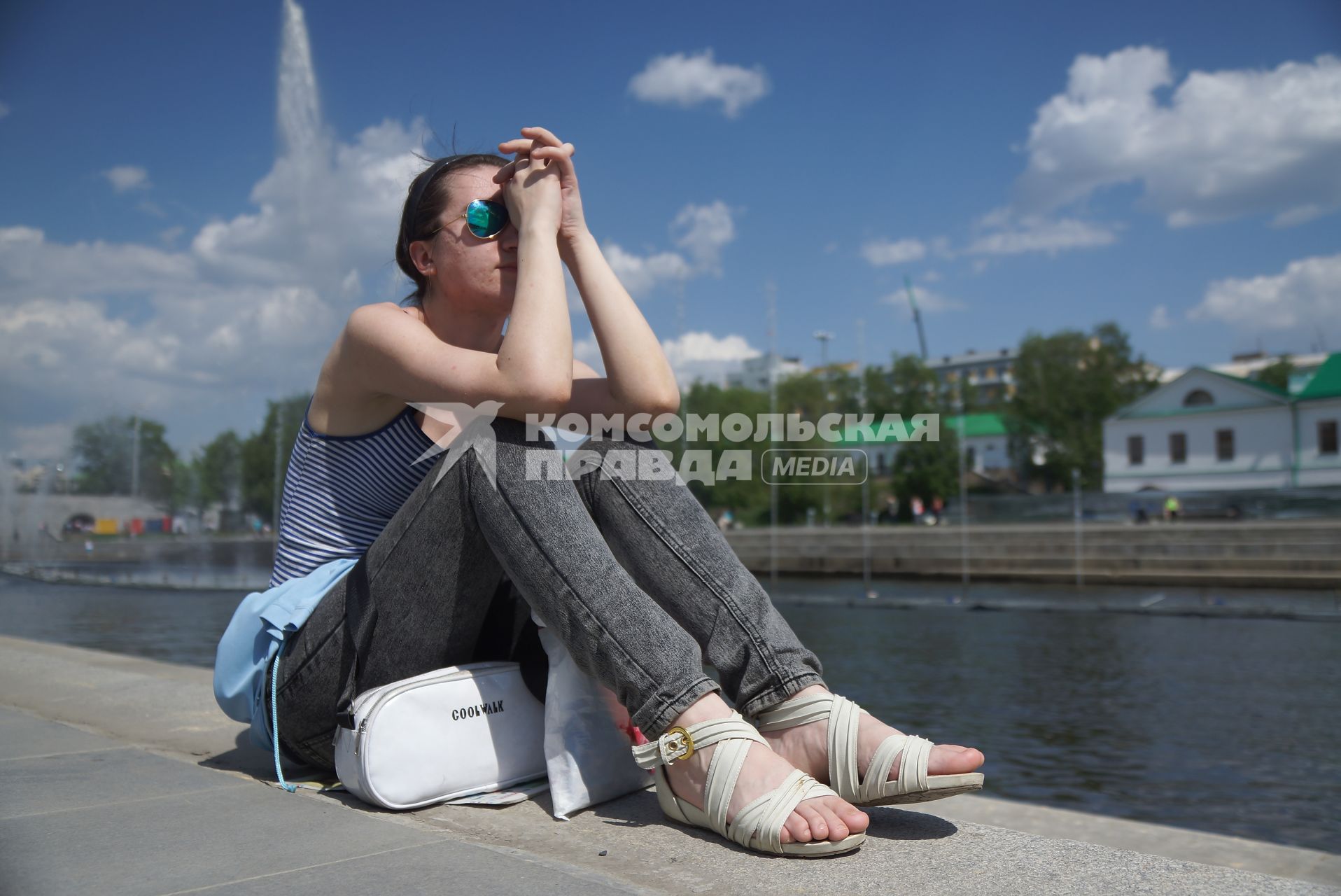 Екатеринбург. Девушка сидит на набережной