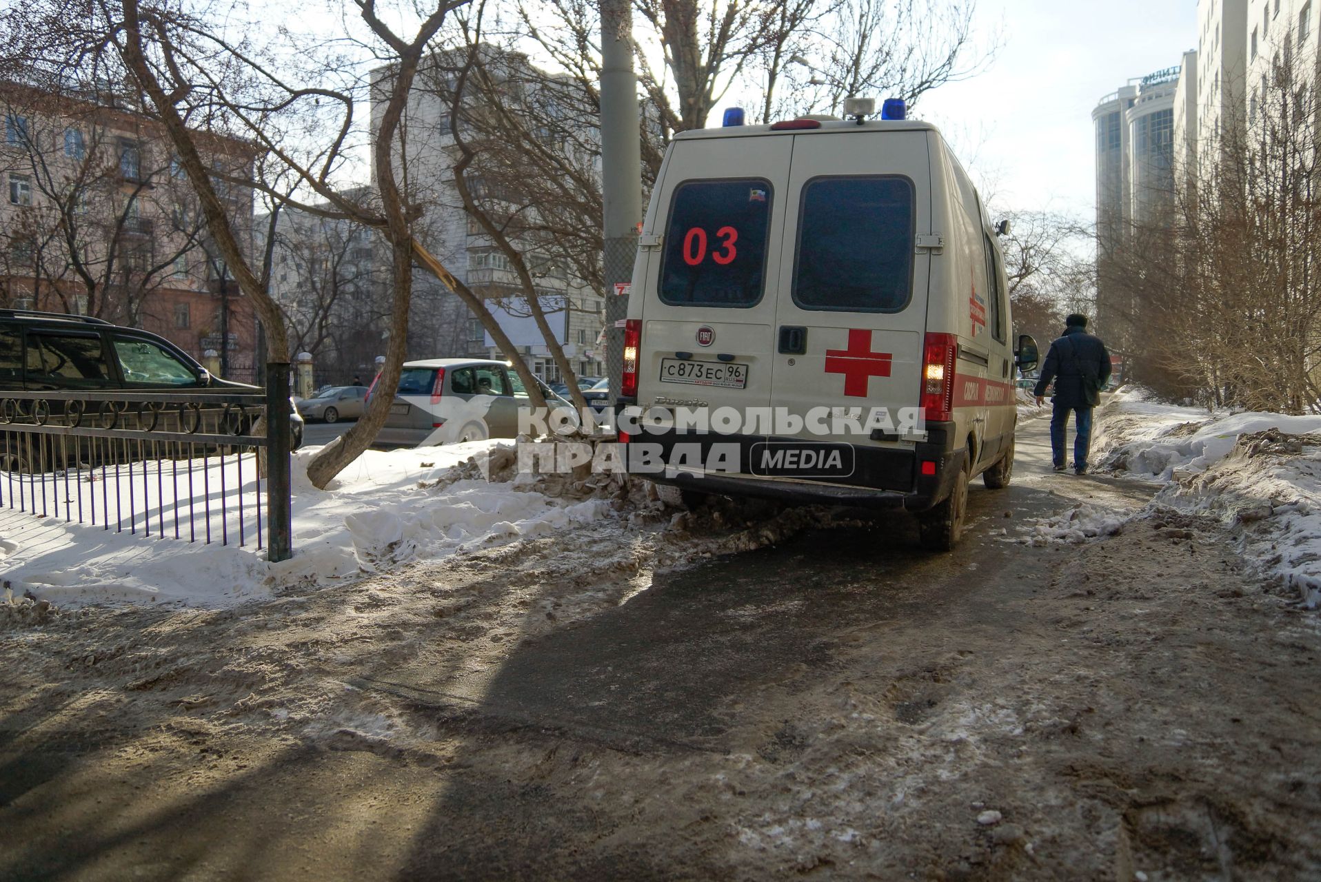 Екатеринбург. Машина скорой медицинской помощи выезжает из сугроба на тротуаре