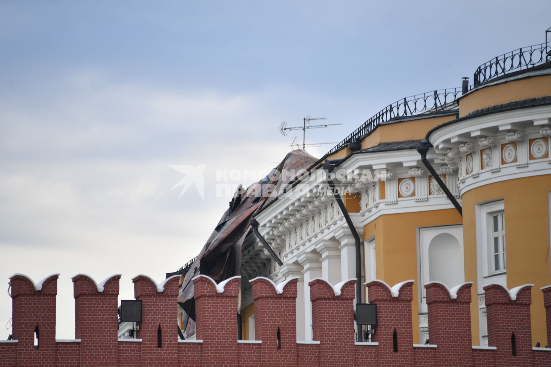 Москва. Крыша Сенатского Дворца в Кремле, поврежденная ураганом.