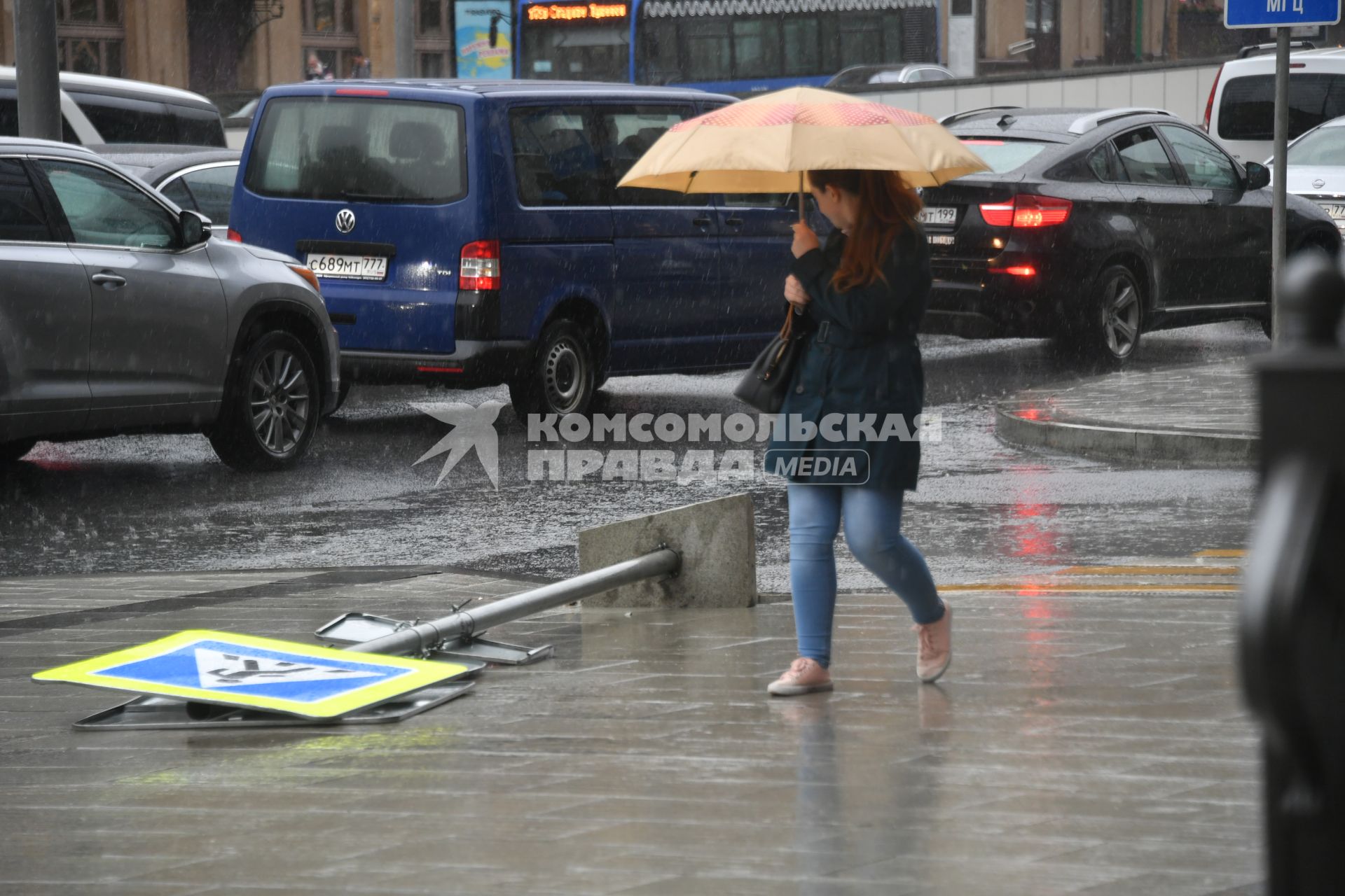 Москва.   Поваленный ураганом дорожный знак на одной из улиц города.