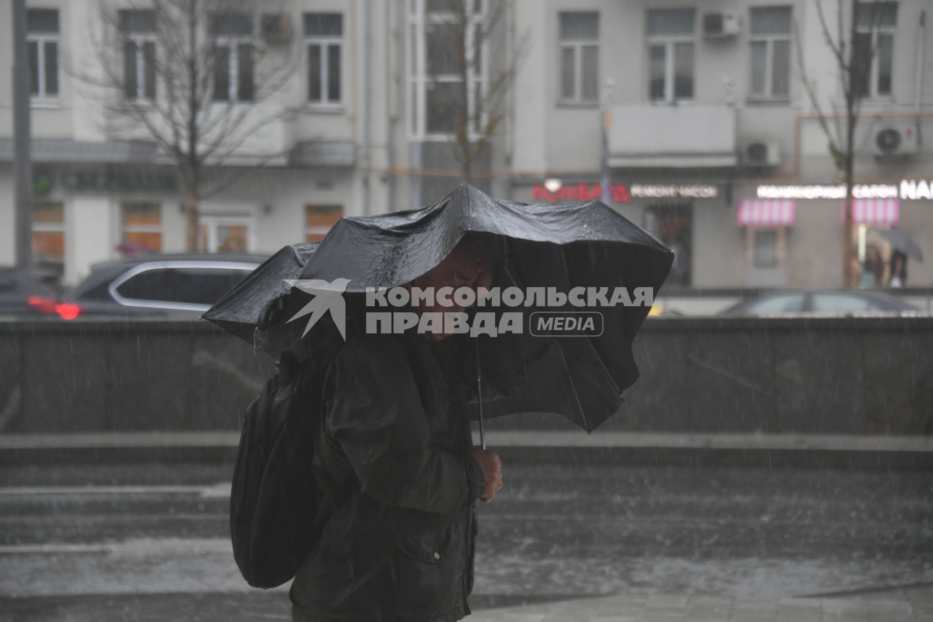 Москва. Мужчина во время урагана на одной из улиц города.