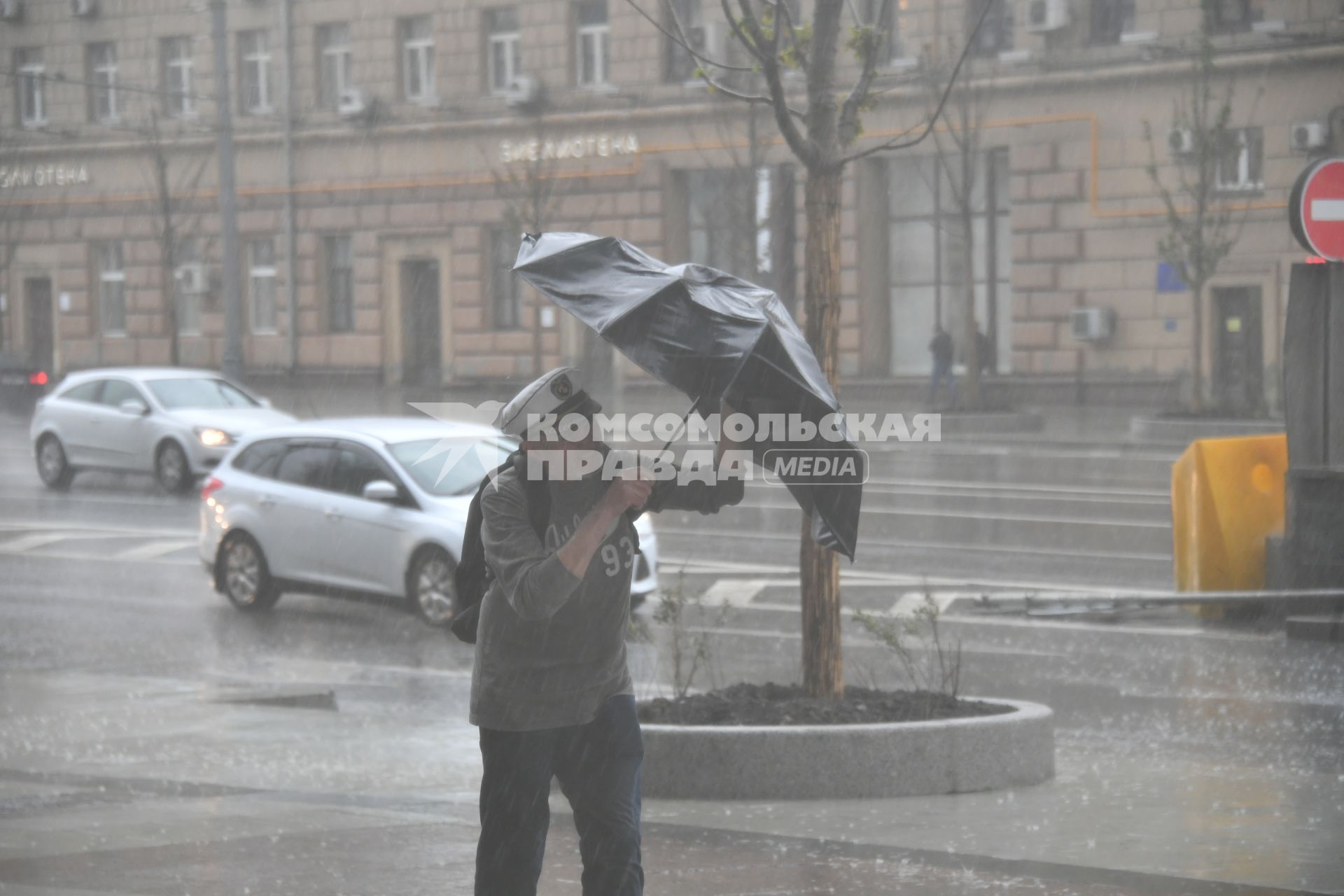 Москва. Мужчина во время урагана на одной из улиц города.