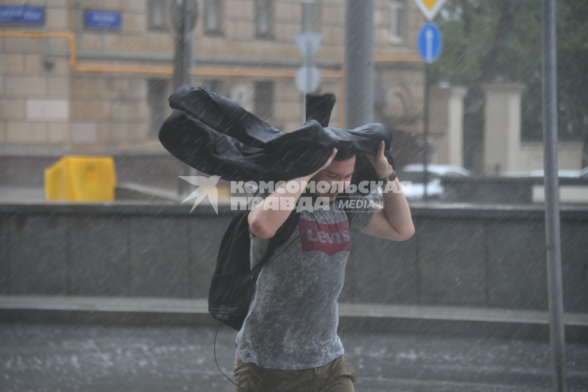 Москва. Молодой человек во время урагана на одной из улиц города.