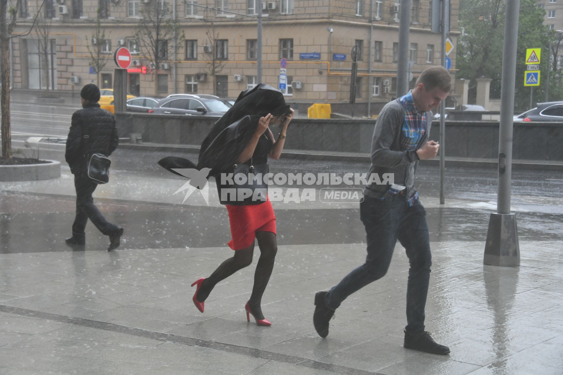 Москва. Молодые люди во время урагана на одной из улиц города.