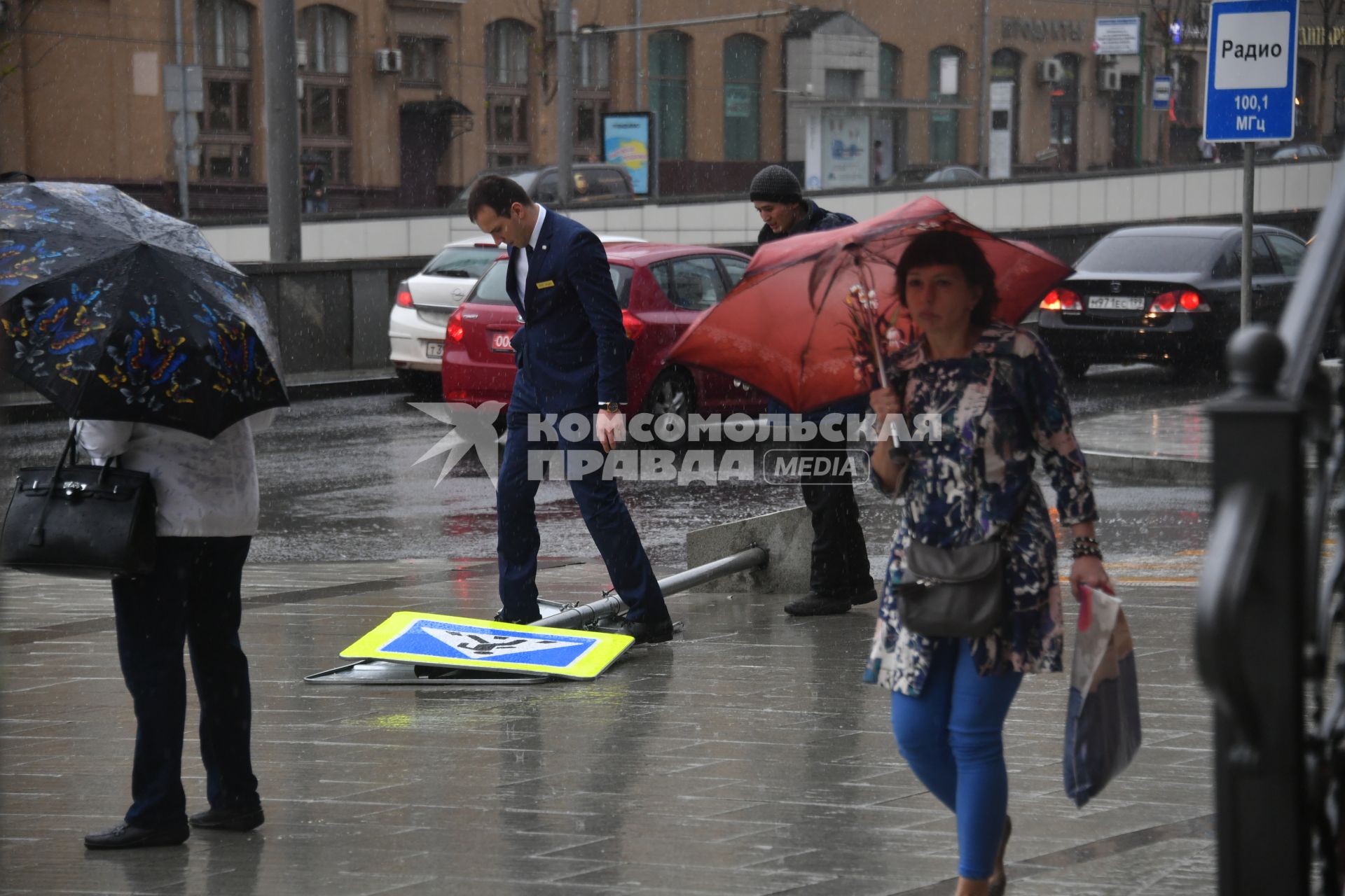 Москва.   Поваленный ураганом дорожный знак на одной из улиц города.