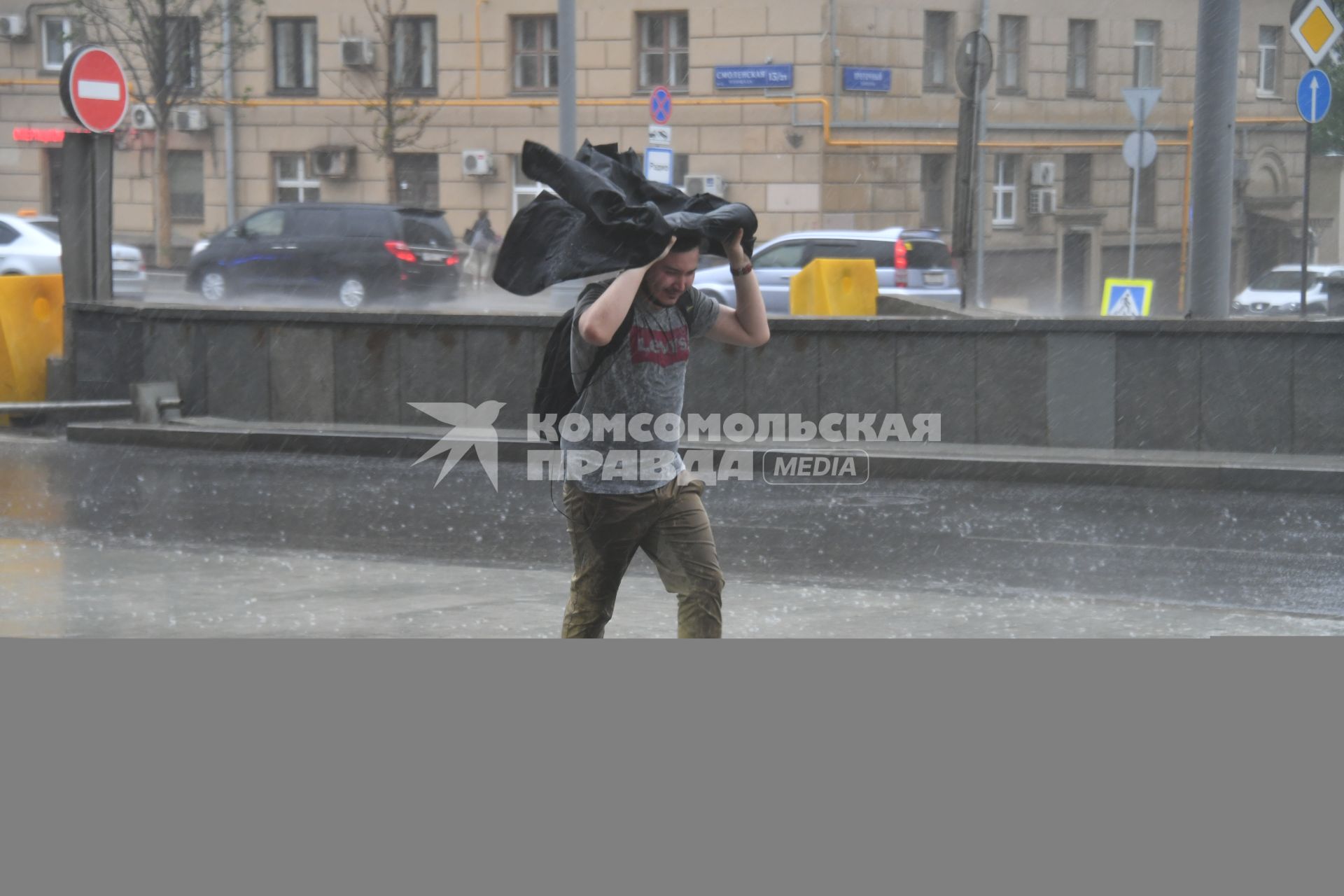 Москва. Молодой человек во время урагана на одной из улиц города.