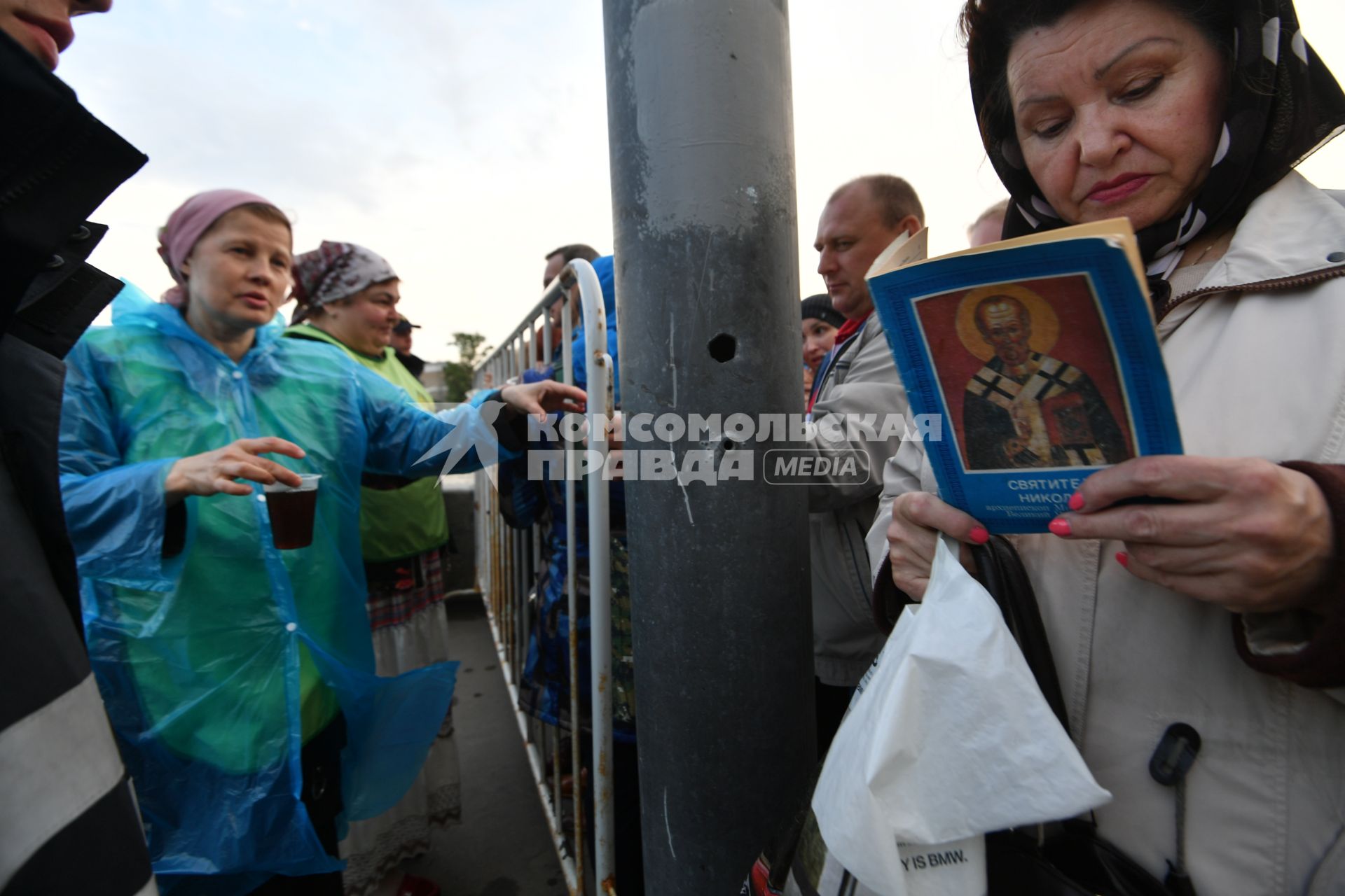 Москва.  Православные добровольцы  раздают горячий чай на Пречистенской набережной, где стоит очередь  к Храму Христа Спасителя  с мощами святителя Николая Чудотворца.