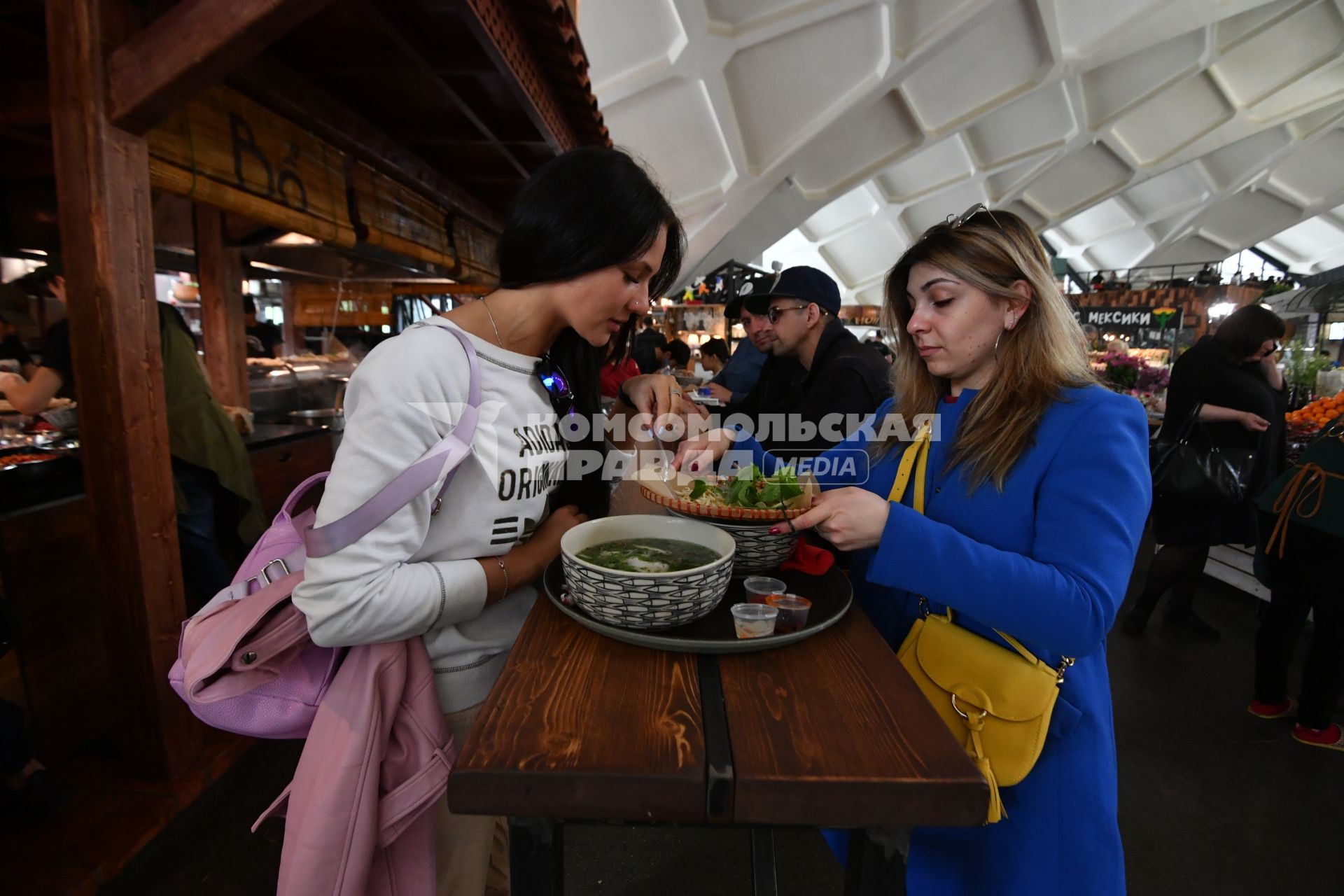 Москва.  Посетительницы  в одном из кафе Даниловского рынка.