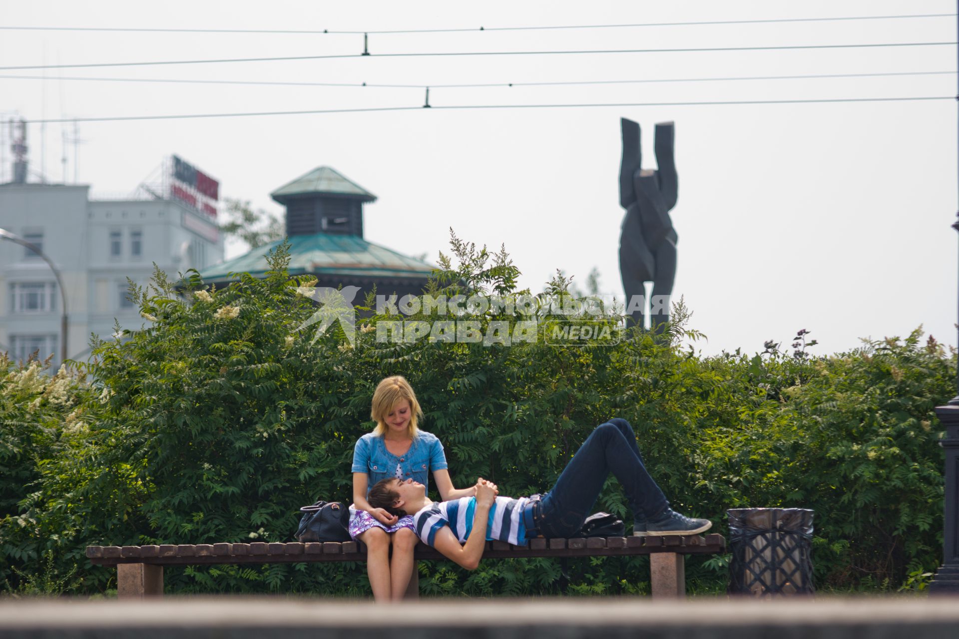 Екатеринбург. Парень с девушкой на скамейке