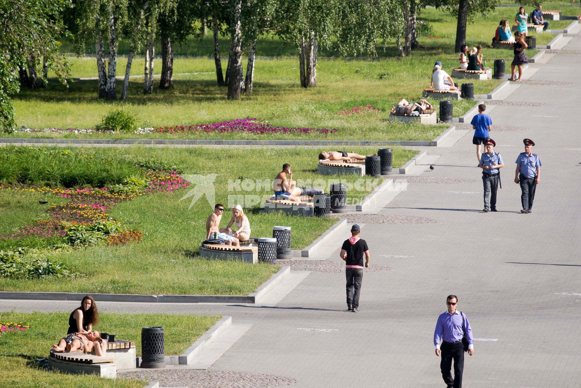 Екатеринбург. Горожане на скамейках в перке во время сильной жары